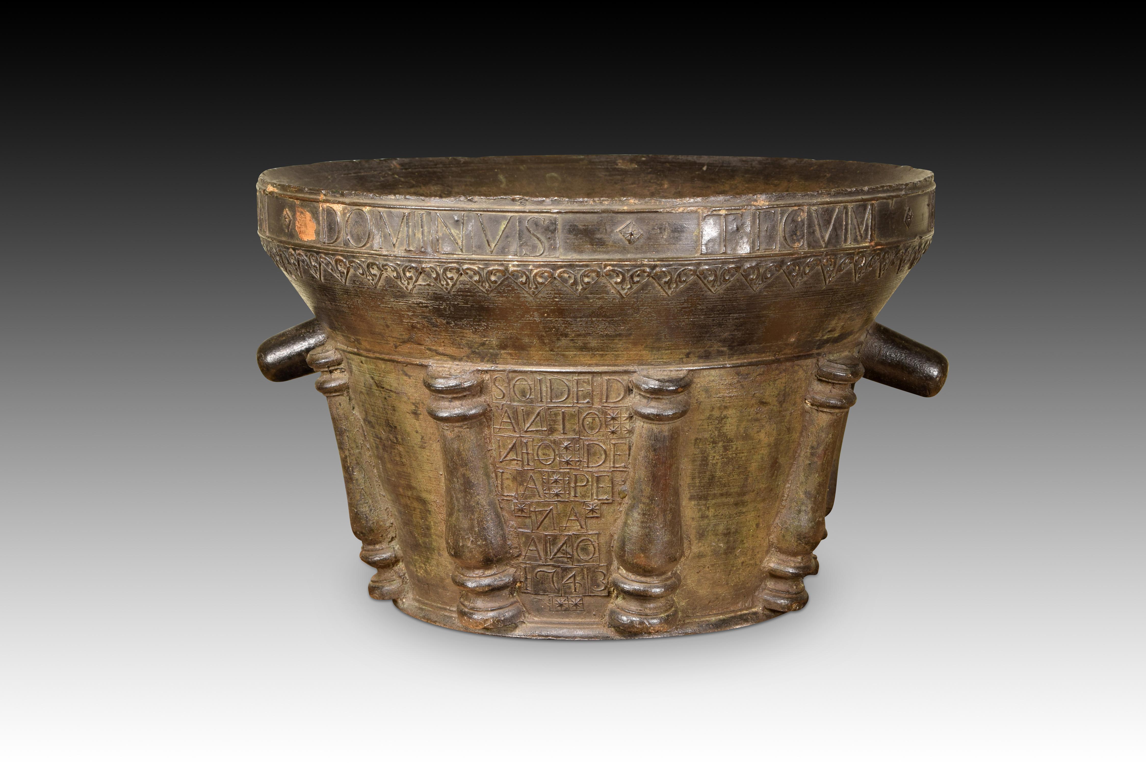 Spanish Pharmacy mortar. Bronze. Spain, dated in the piece in 1743. 