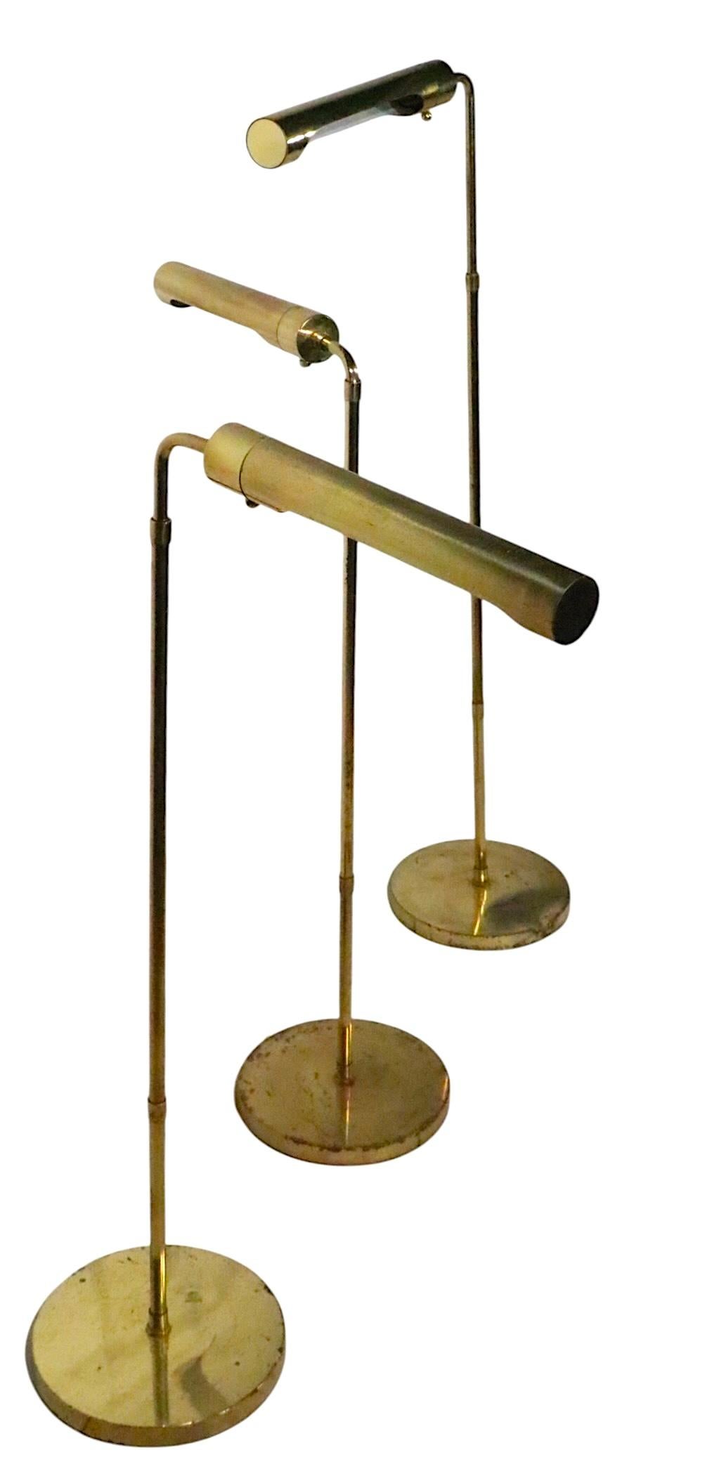 Laiton Lampadaire réglable de style pharmacien d'après Koch and Lowy  3 disponibles en vente