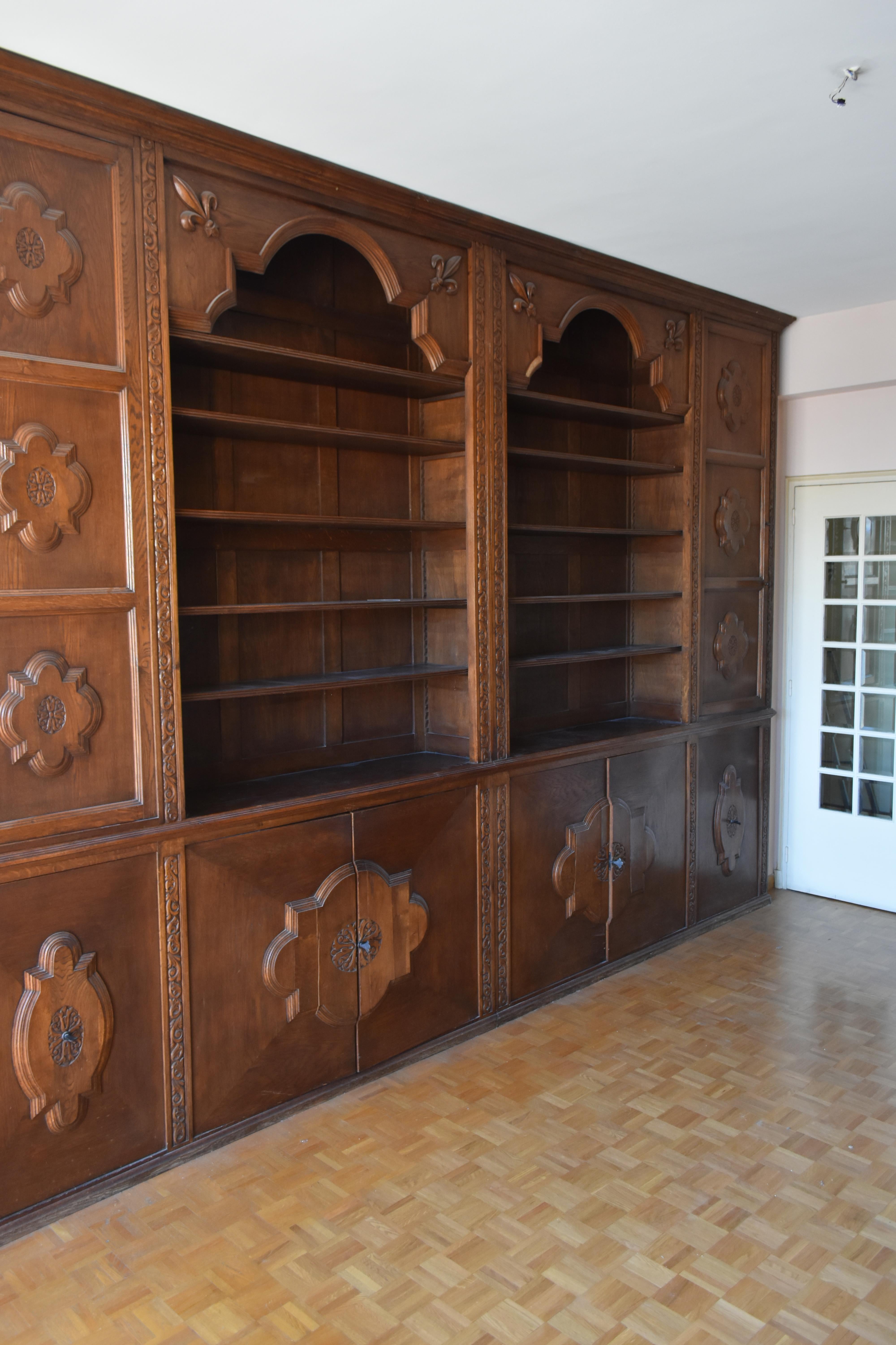 Woodwork forming oak library style 1900s composed of numerous storage and shelves. Originally it was a pharmacy woodwork. Decor with lily flowers.