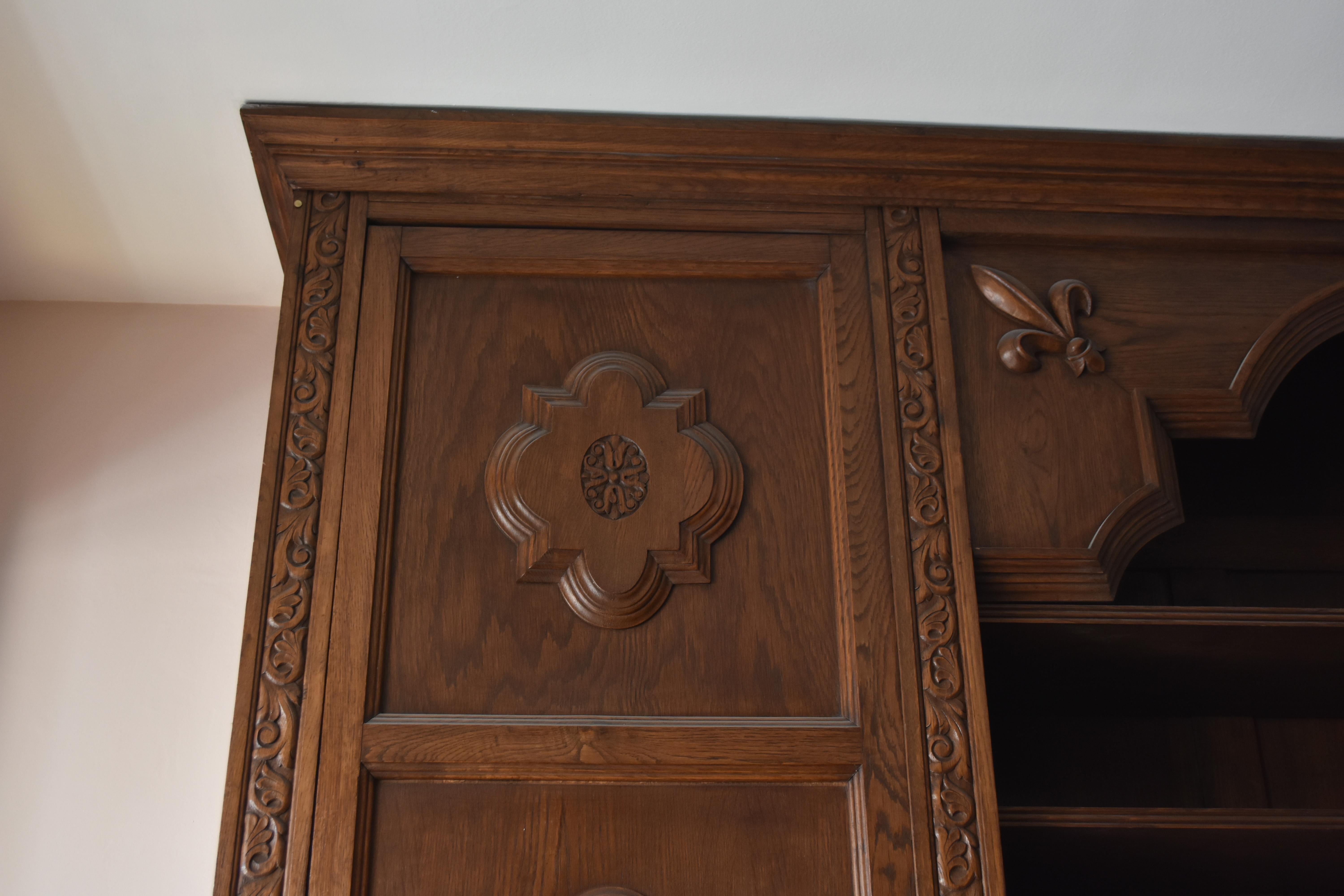 Sculpté Boiserie de la CIRCA utilisée comme bibliothèque, vers 1900 en vente