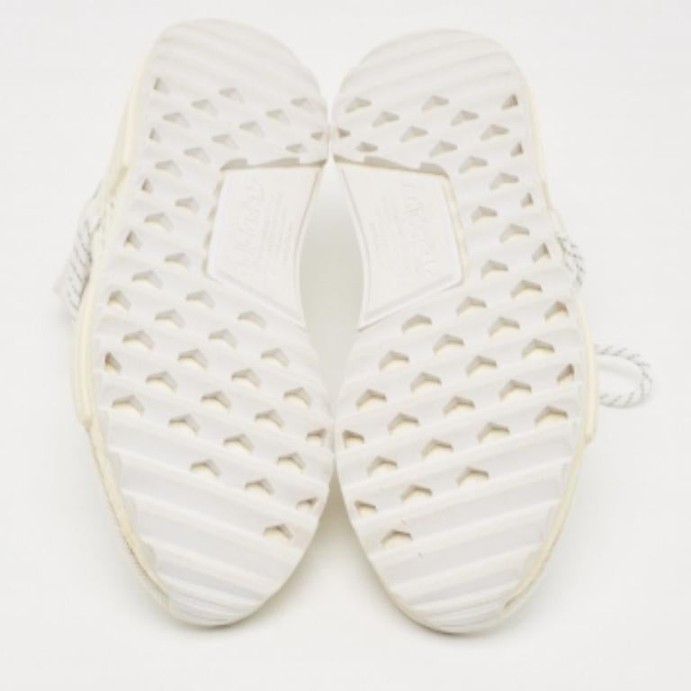 Entrez dans le luxe à la pointe de la mode avec ces baskets Pharrell Williams x adidas. Ces chaussures de sport haut de gamme offrent un mélange harmonieux de style et de confort, parfait pour ceux qui exigent de la sophistication à chaque pas.