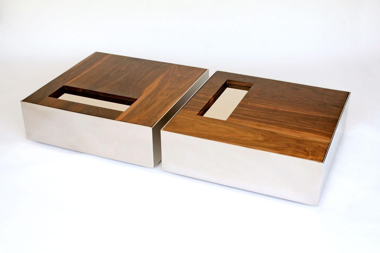 Die Wahlurne erinnert an den Geist des minimalistischen Künstlers Donald Judd. Klare Linien vereinen sich zu einer Stahlbox, und die glatte, versenkte Holzplatte wird durch einen rechteckigen Ausschnitt unterstrichen. Der Tisch ist aus Stahl
