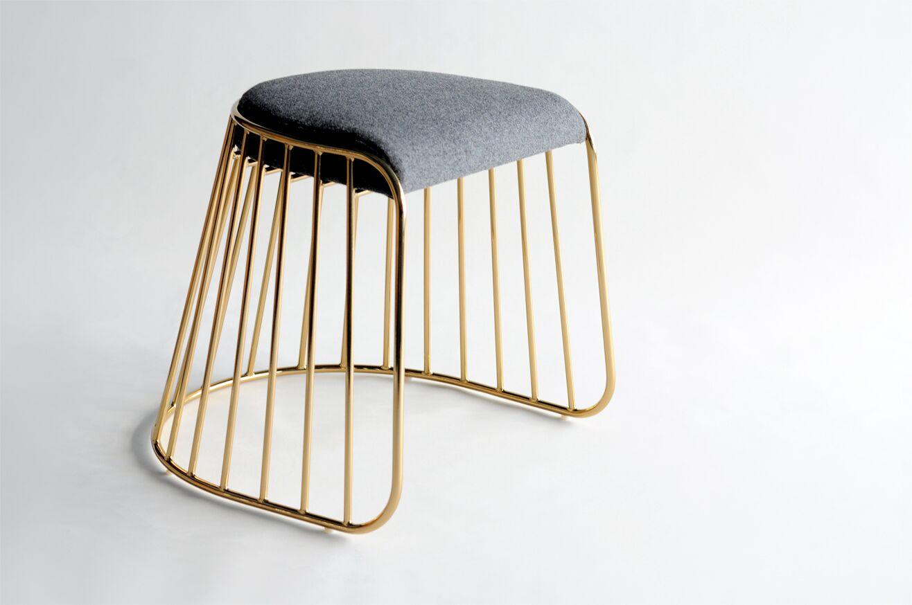 Il est important de noter que cette liste concerne le tabouret bas Bride's Veil en finition laiton fumé. Les prix sont ceux de la COM et cette liste n'inclut pas le prix du tissu.

Exigences de la COM : 1 yd
Besoins en COL : 18 sq ft

Le