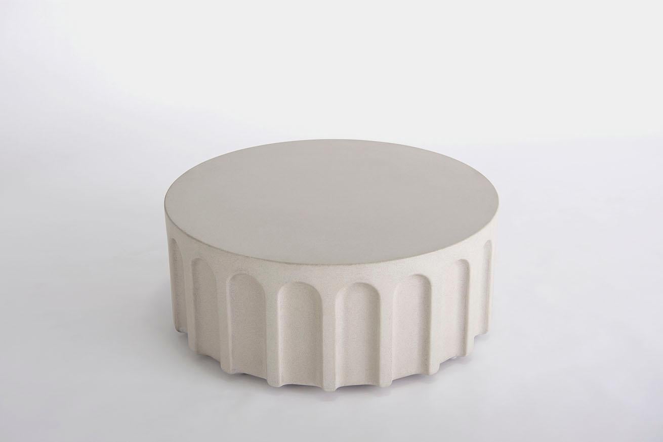 Table basse et table d'appoint en béton armé moulé, disponible dans certaines couleurs. Les cannelures arquées, gravées à la main, créent une distinction visuelle et une texture. Ces tables, qui peuvent être utilisées à l'intérieur comme à