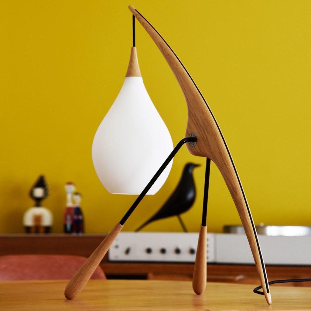 With its retro-futuristic design, the Phasme is the first model born from the revival of the Rispal house. Drawing from the brand’s DNA, the Phasme incorporates the main characteristics of its ancestor, the Praying Mantis, except the lampshade is