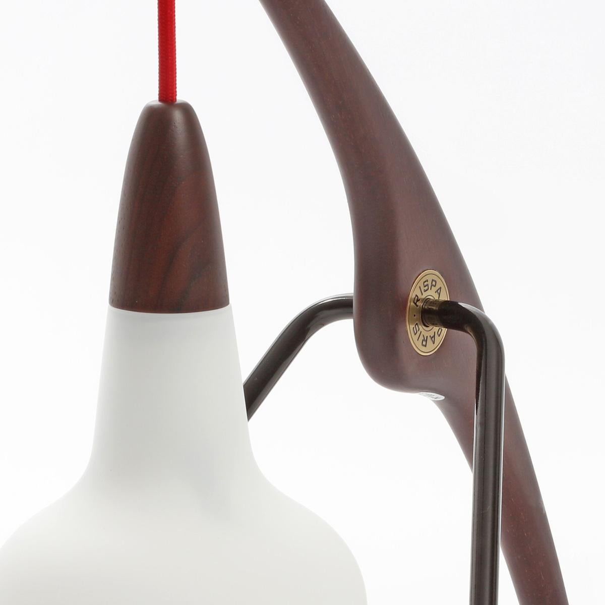 With its retro-futuristic design, the Phasme is the first model born from the revival of the Rispal house. Drawing from the brand’s DNA, the Phasme incorporates the main characteristics of its ancestor, the Praying Mantis, except the lampshade is