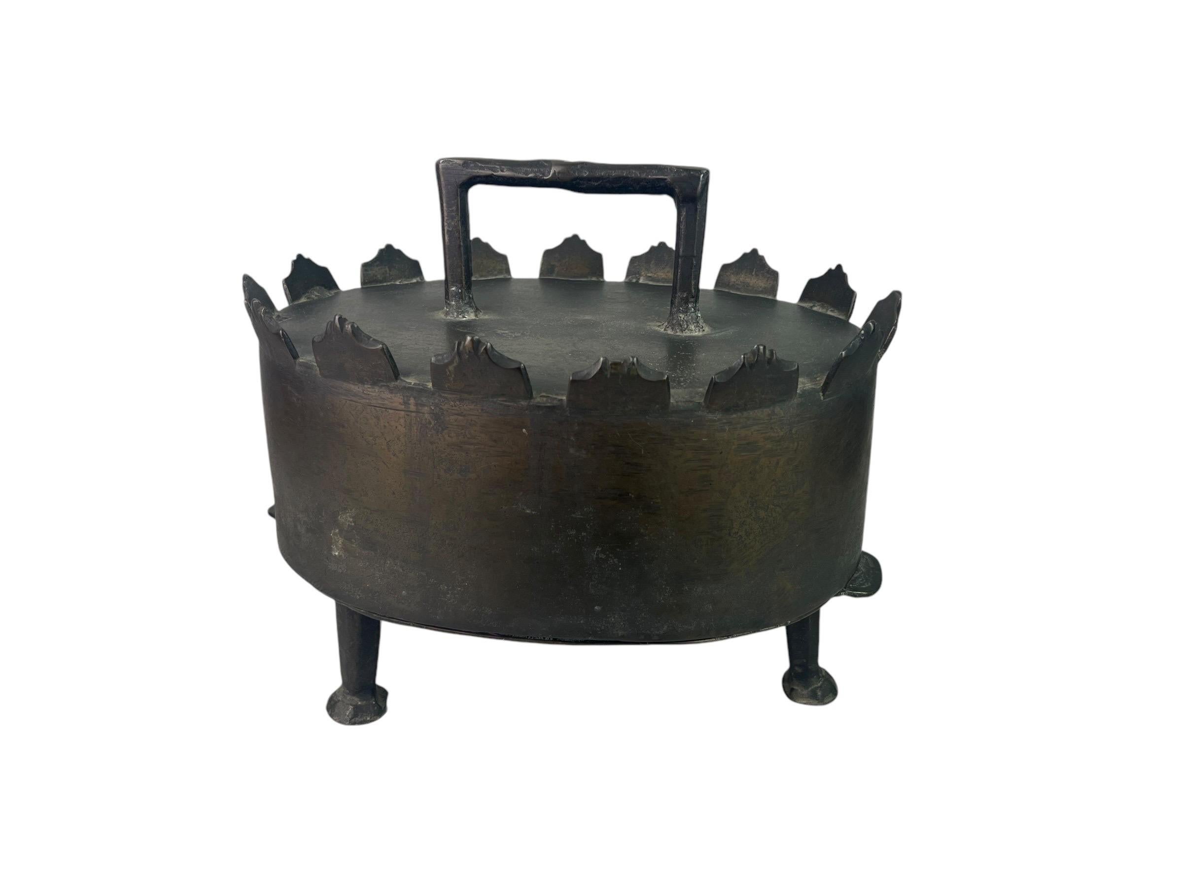 Faisandière ou Daubière ou Chaponnière, Louis XIV, tripode ovale en bronze, avec un couvercle crénelé avec une poignée en forme de U, de la fin du 17ème / début du 18ème siècle.

Superbe daubière en bronze patiné, à corps ovale reposant sur trois