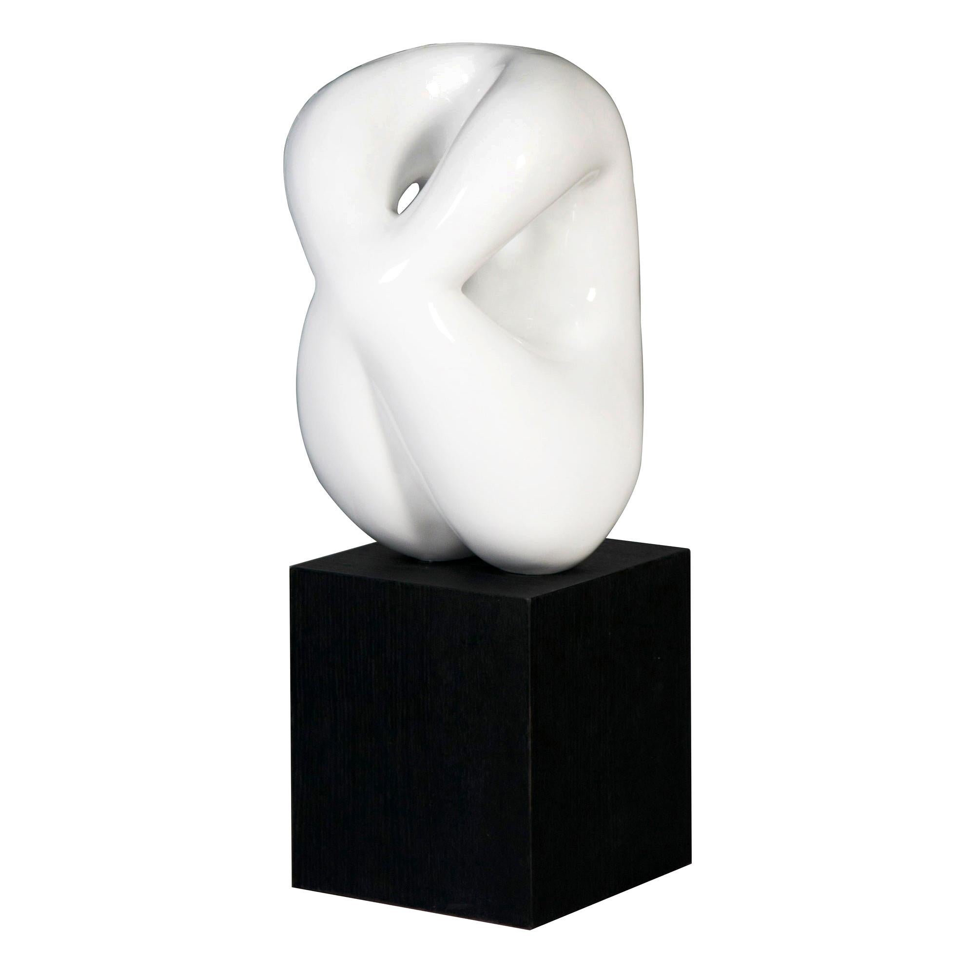 Phelps Abstrakte Kunstharz-Skulptur in glänzendem Weiß auf schwarzem Sockel von CuratedKravet