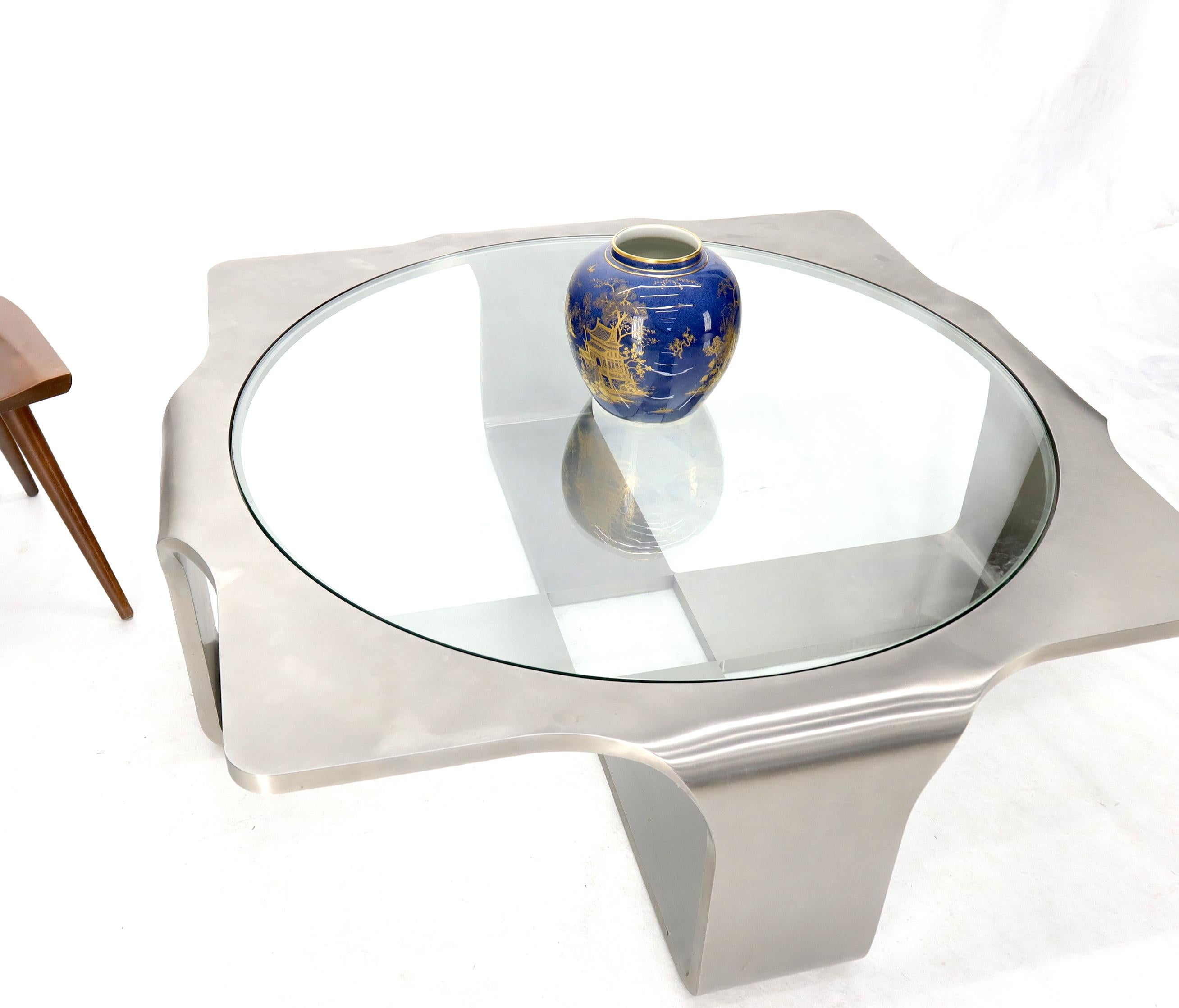 Phénoménale table à café carrée en acier inoxydable plié de 1