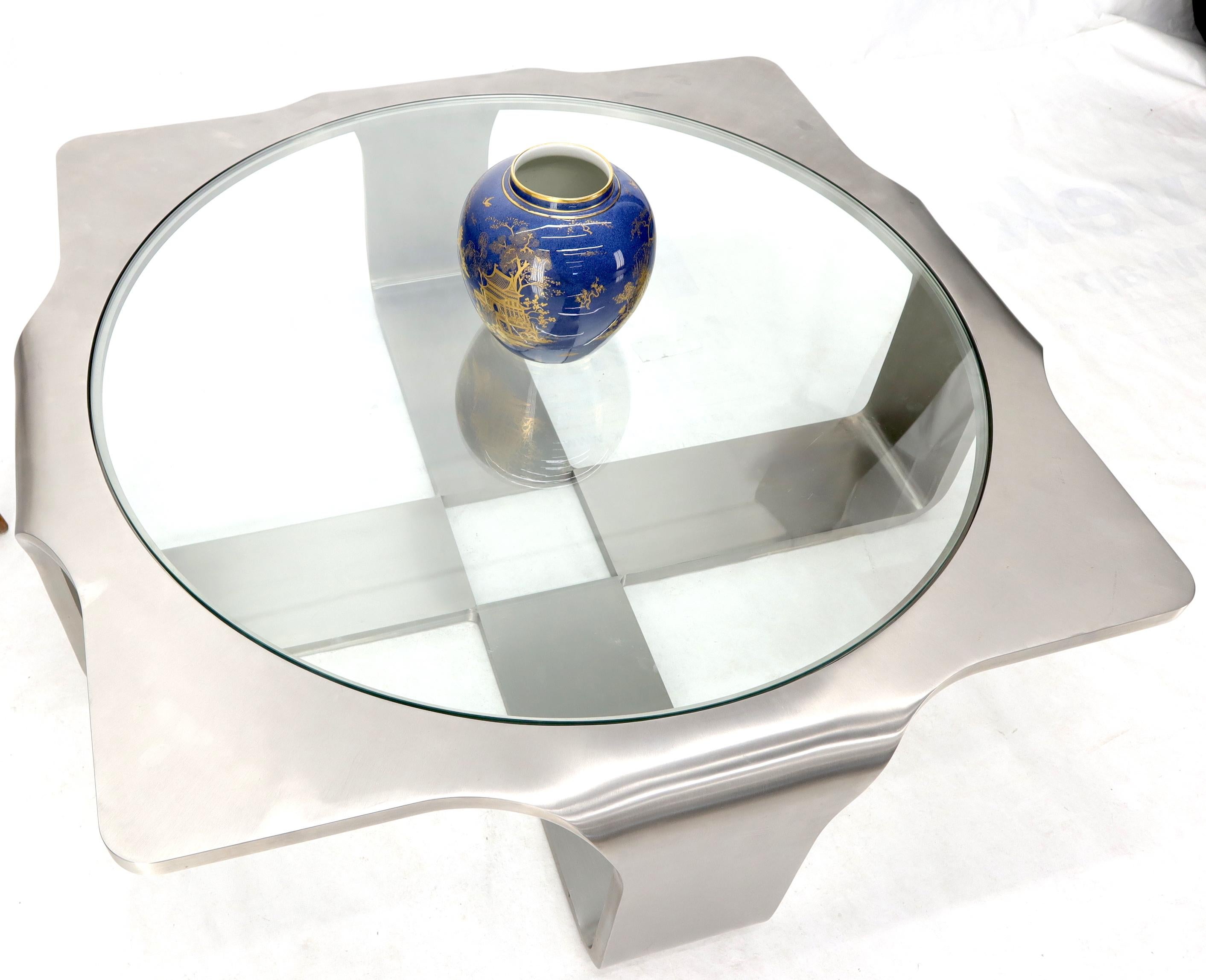 Phénoménale table à café carrée en acier inoxydable plié de 1