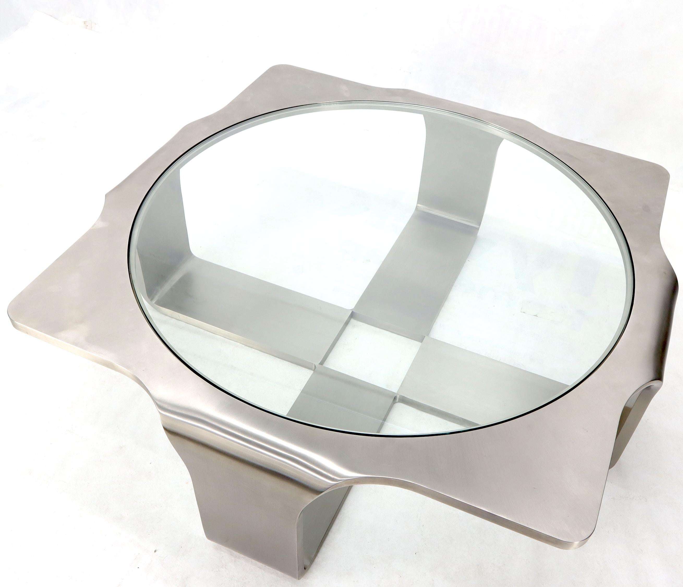 Phénoménale table à café carrée en acier inoxydable plié de 1