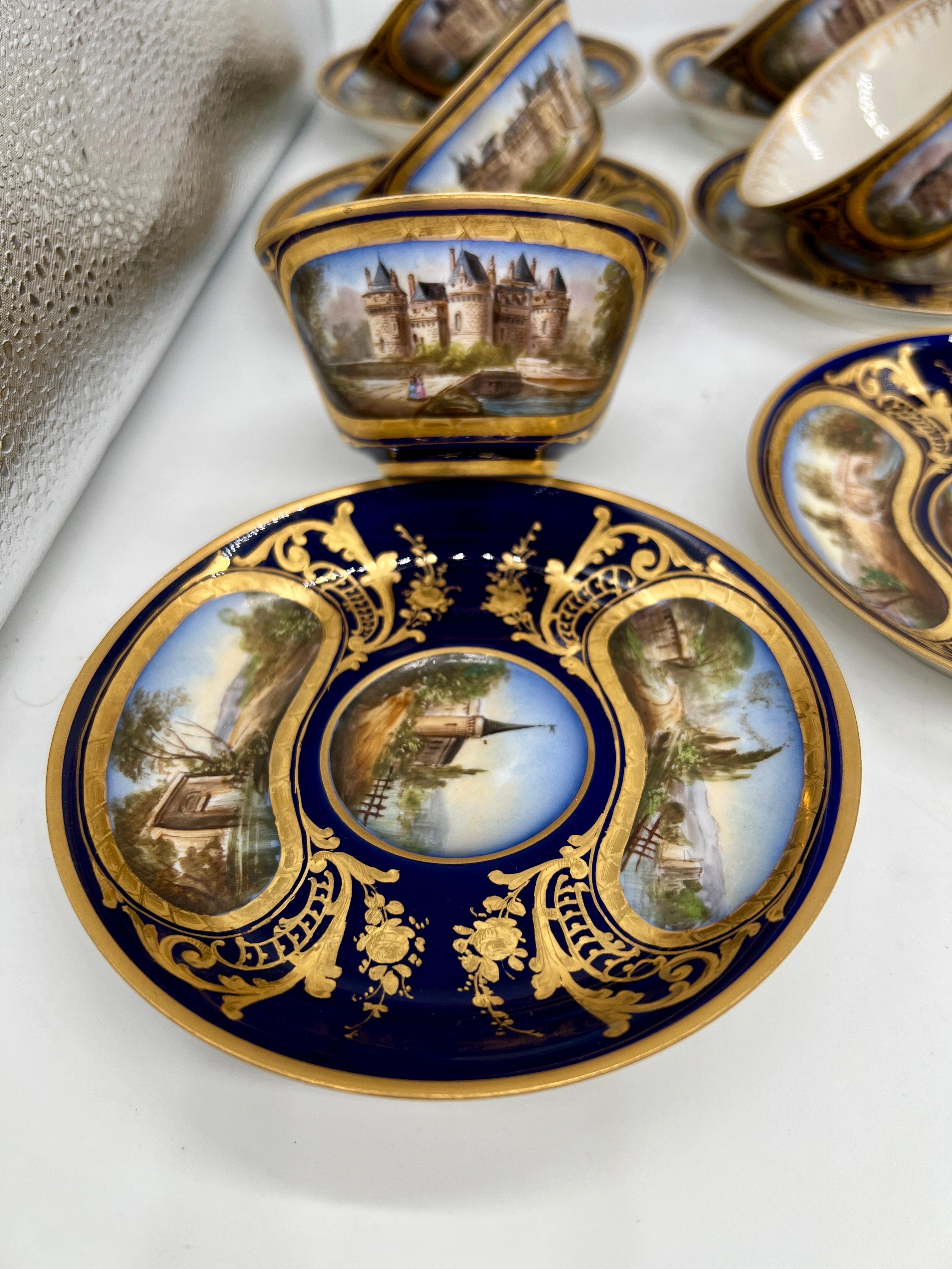 Sèvres, 24 pièces (12 ensembles) Circa 1846. Réalisé pour le service du Château des Tuileries. 

Chaque tasse à thé extraordinaire présente une surface peinte à la main d'un célèbre château en France et les soucoupes présentent des scènes et des