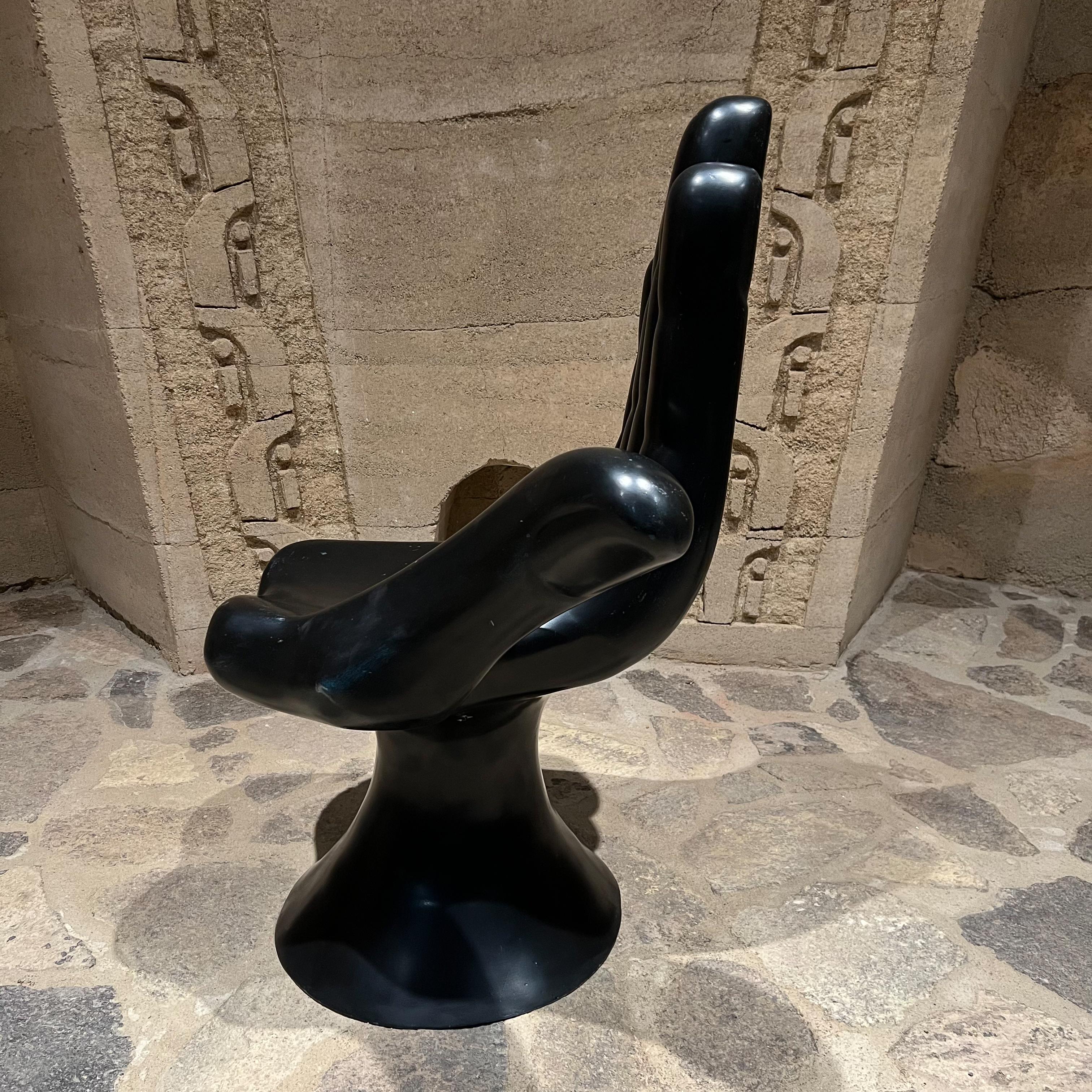 Moderne Chaise à main phénoménale en fibre de verre noire de Pedro Friedeberg, Mexique en vente