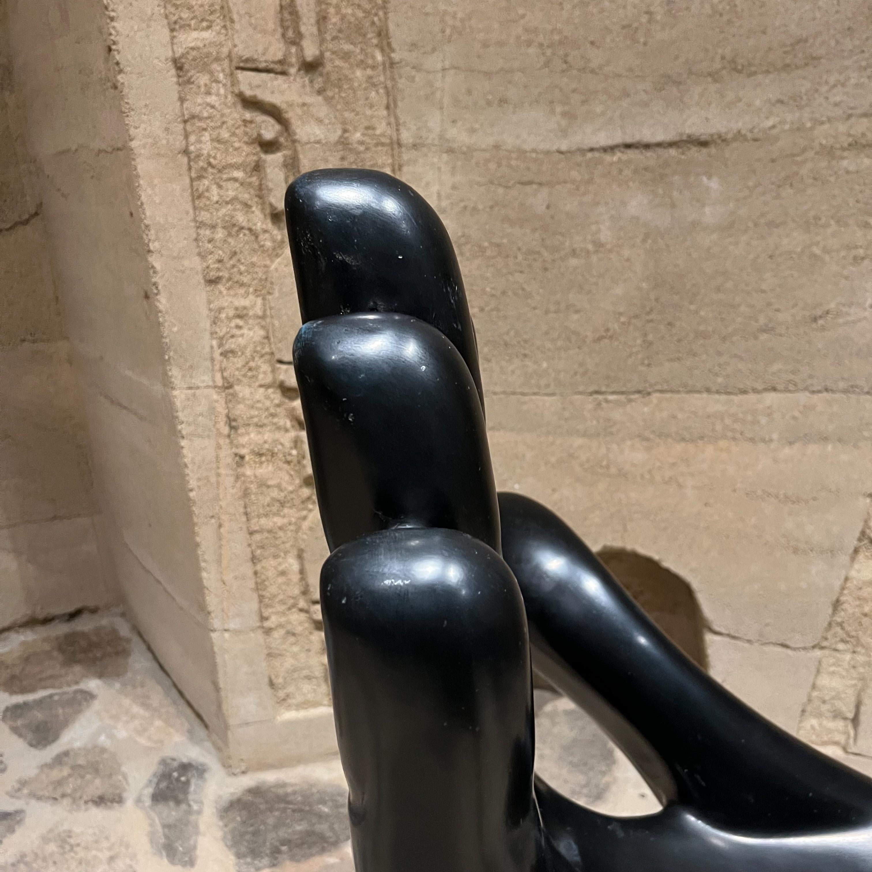 Chaise à main phénoménale en fibre de verre noire de Pedro Friedeberg, Mexique Bon état - En vente à Chula Vista, CA