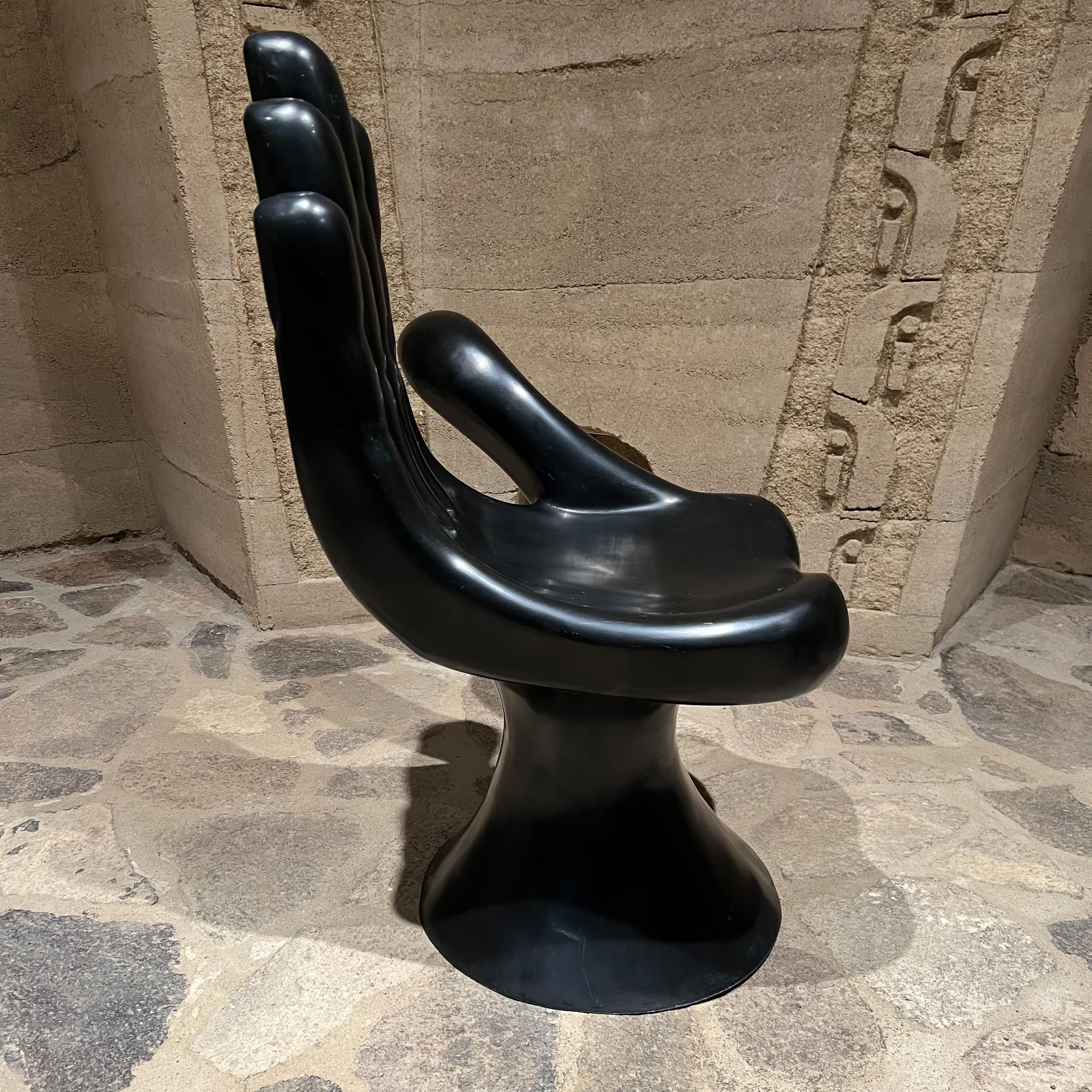 XXIe siècle et contemporain Chaise à main phénoménale en fibre de verre noire de Pedro Friedeberg, Mexique en vente