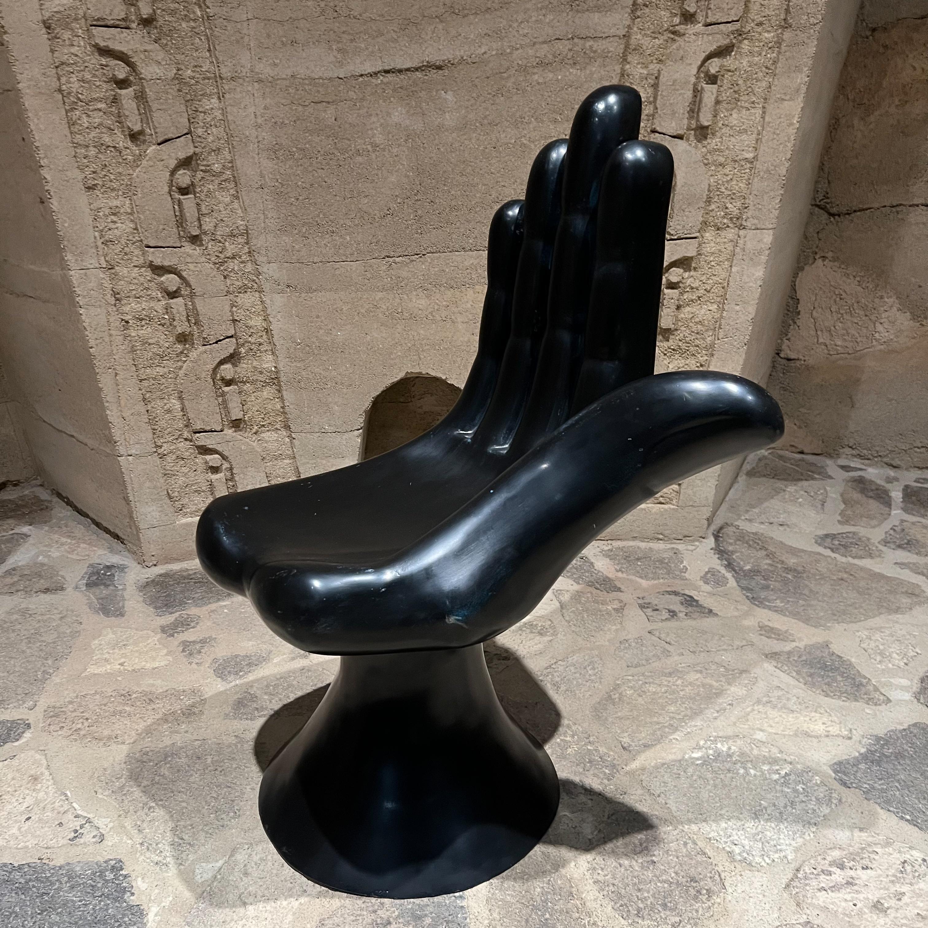 Chaise à main phénoménale en fibre de verre noire de Pedro Friedeberg, Mexique en vente 1