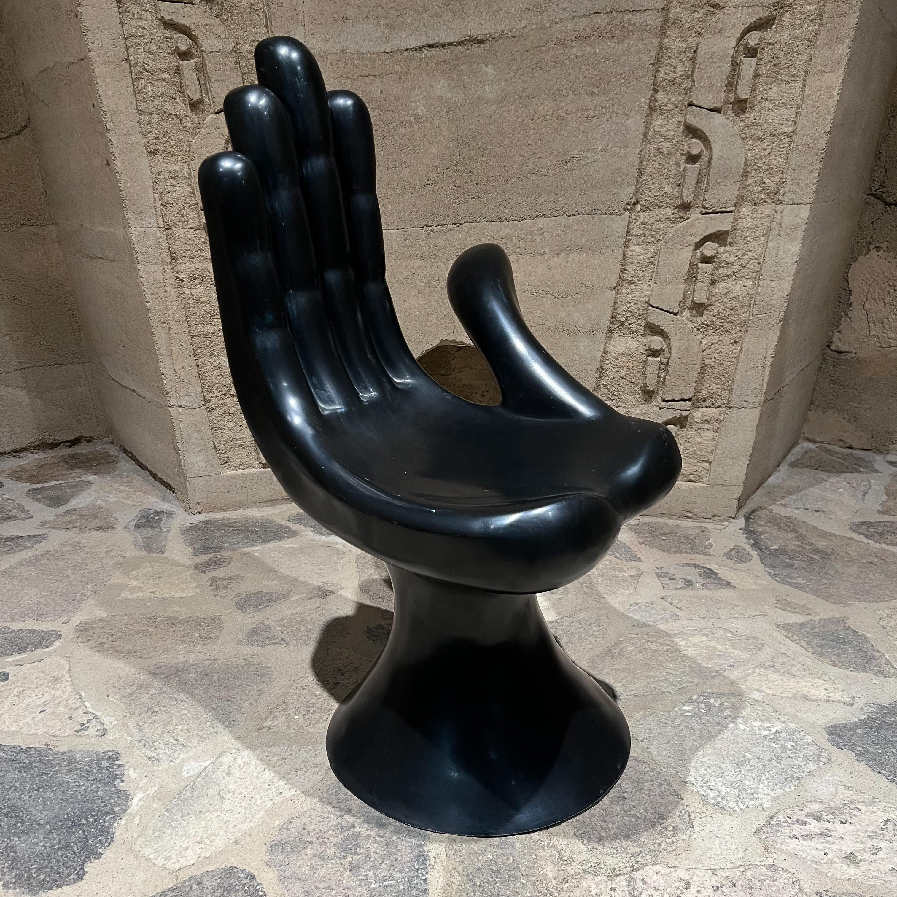Chaise à main phénoménale en fibre de verre noire de Pedro Friedeberg, Mexique en vente 2