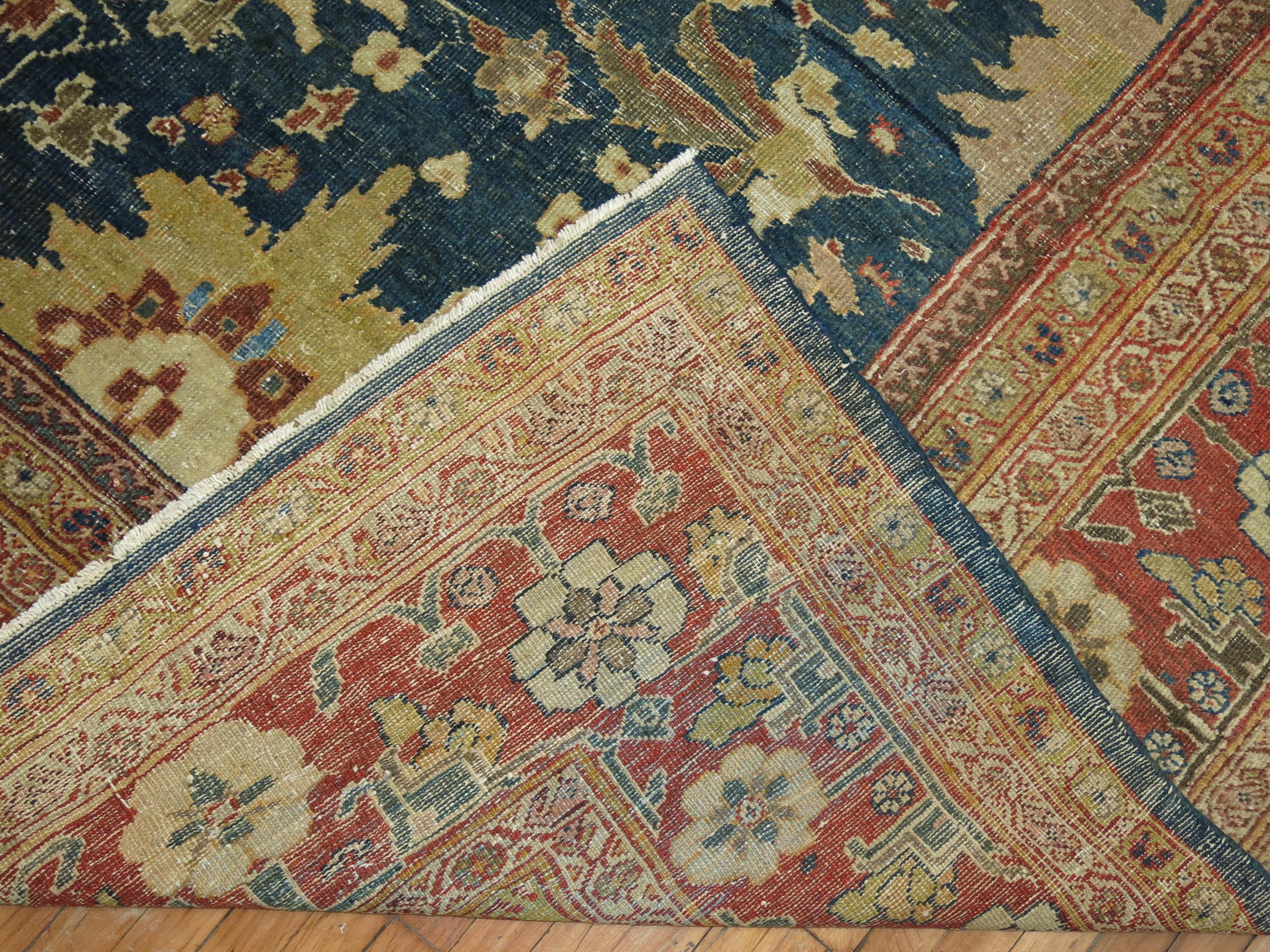 Tapis persan Sultanabad de la fin du 19e siècle de calibre connaisseur.

Mesures : 12'2'' x 15'7''

Tissés dans une série de villages du centre-ouest de l'Iran, les tapis de Sultanabad utilisent des motifs all-over spacieux et à grande échelle