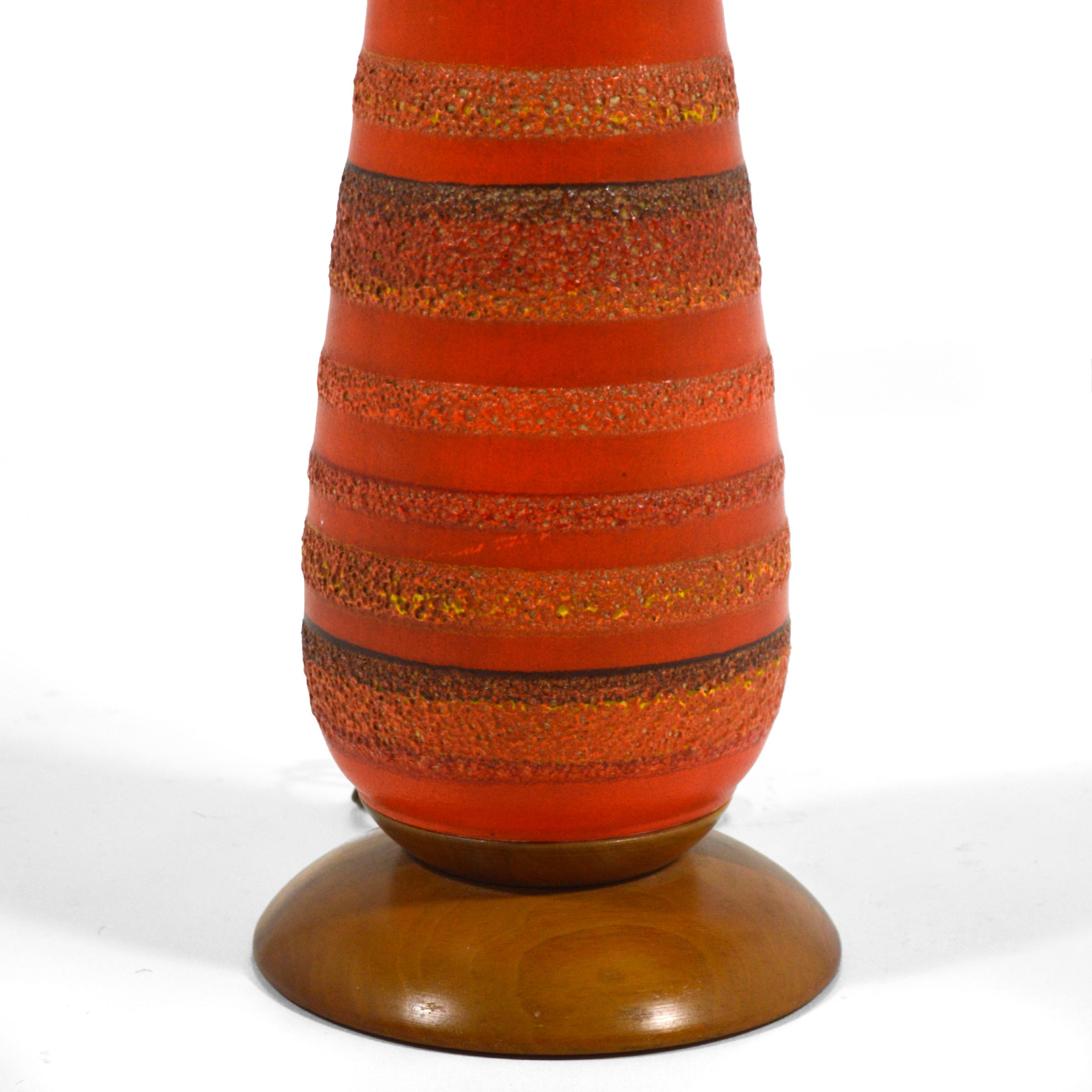 Phil-Mar Keramik-Tischlampe mit reichhaltiger orangefarbener Glasur (Moderne der Mitte des Jahrhunderts) im Angebot