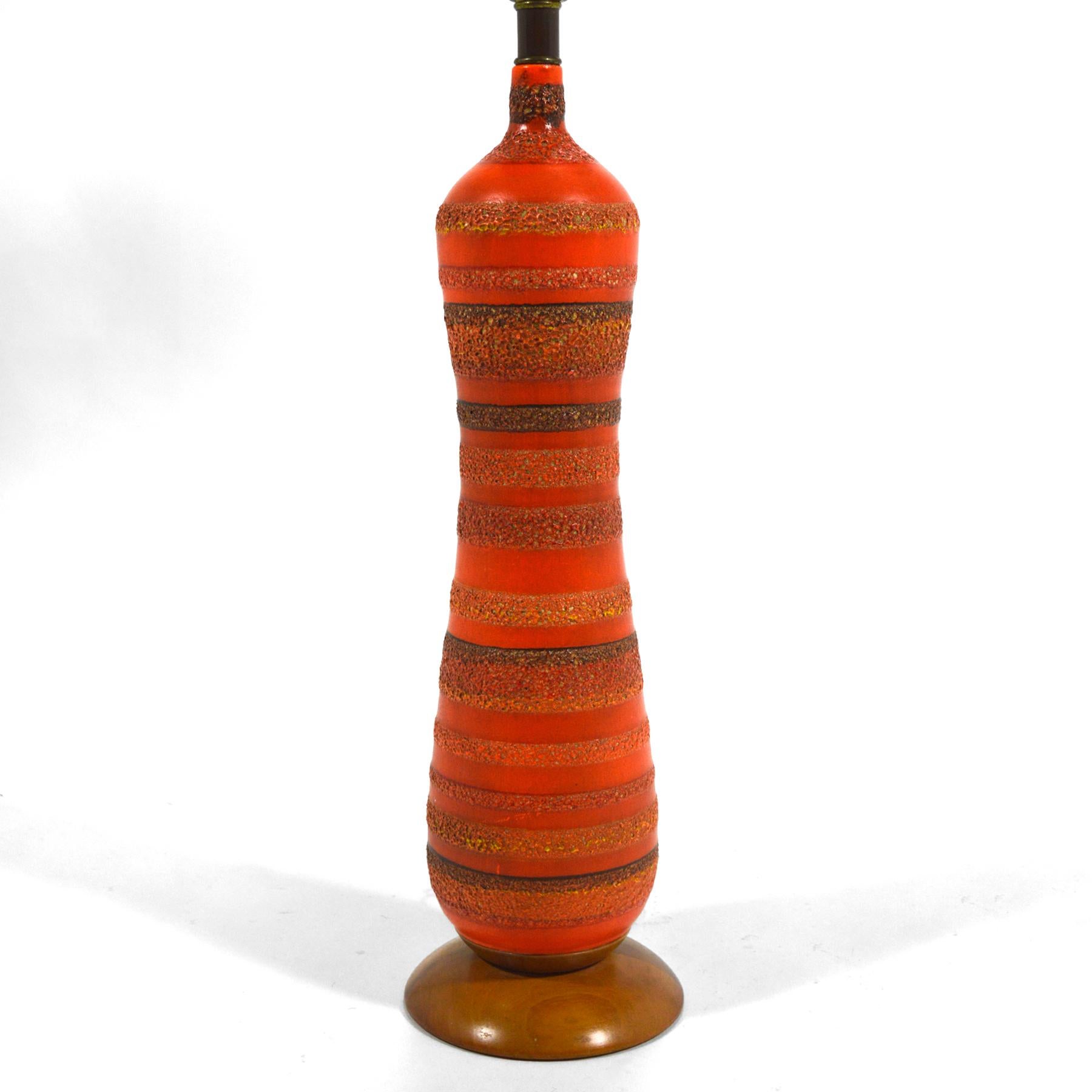 Phil-Mar Keramik-Tischlampe mit reichhaltiger orangefarbener Glasur (amerikanisch) im Angebot
