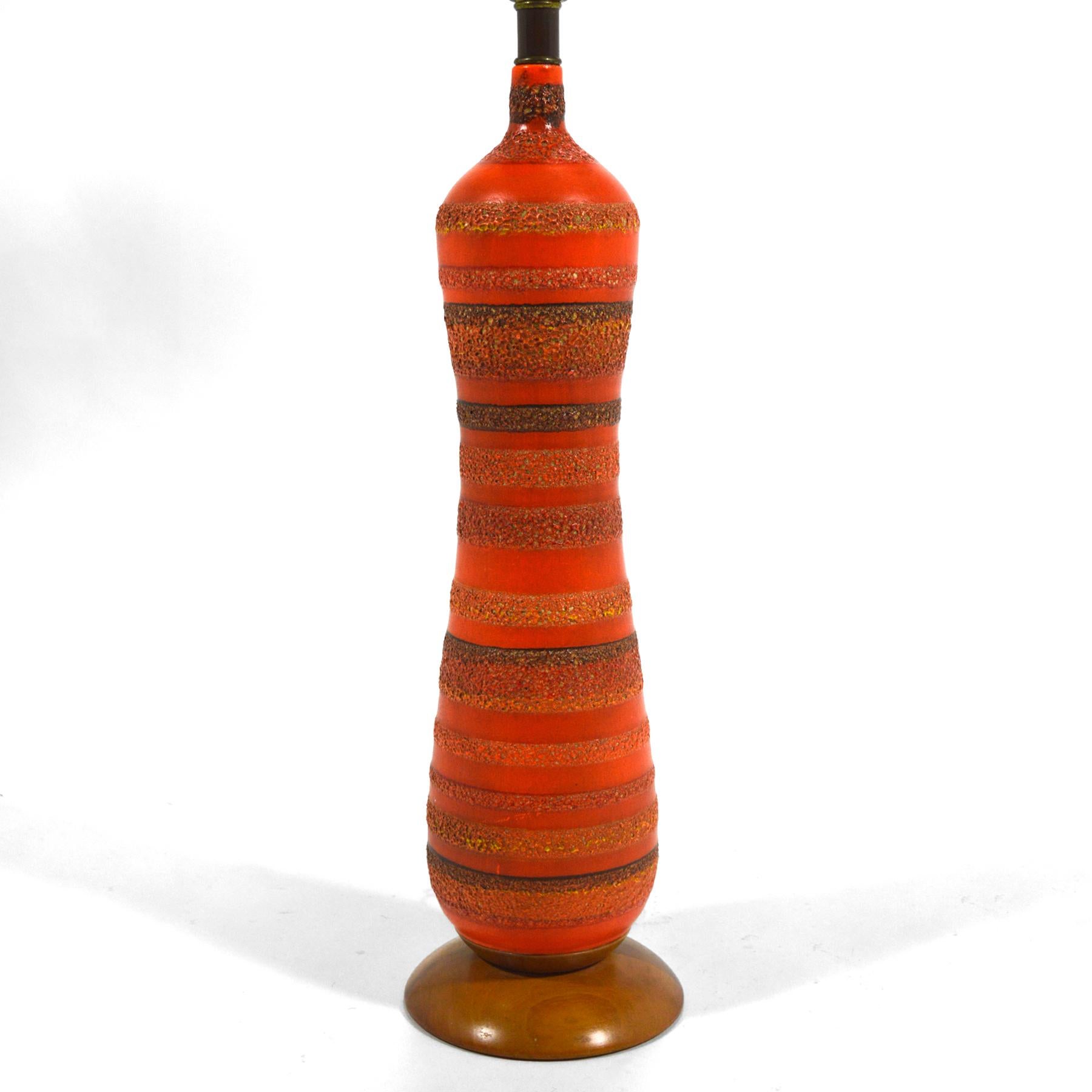Mid-Century Modern Lampe de bureau en céramique Phil-Mar à glaçure orange riche en vente