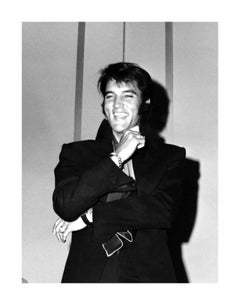 Elvis Presley riéndose en una rueda de prensa
