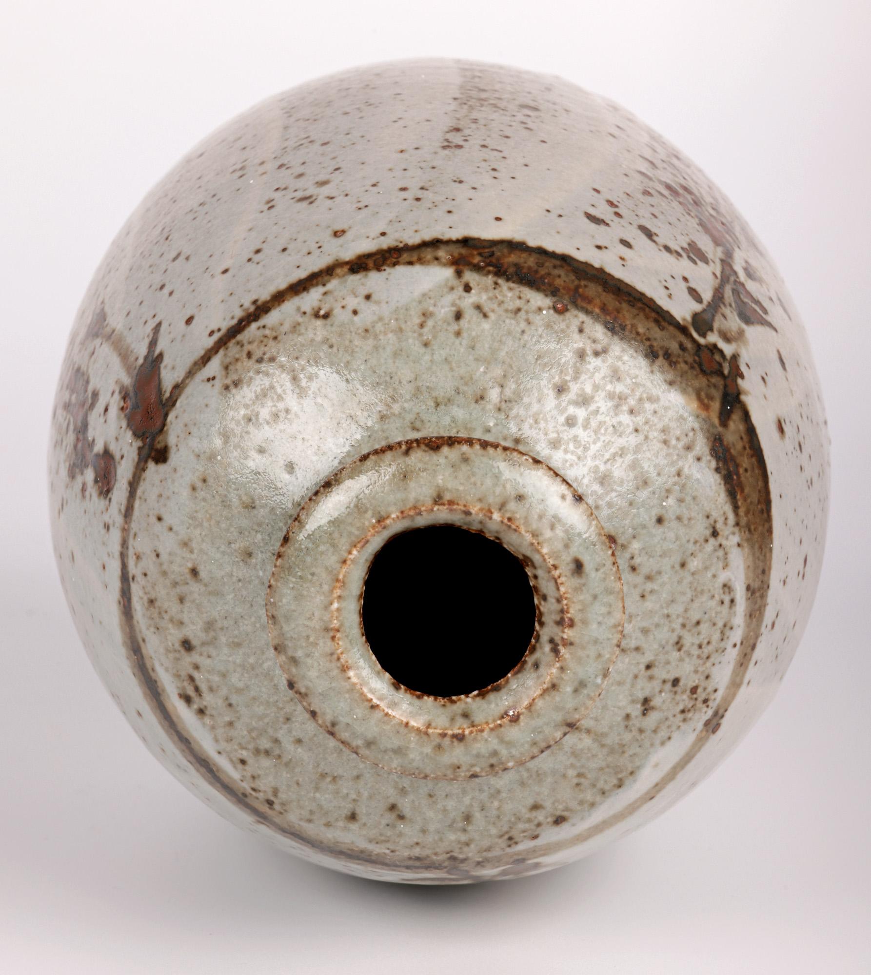 Vase en frêne émaillé Phil Rogers Studio Pottery avec motifs de feuillages  en vente 5