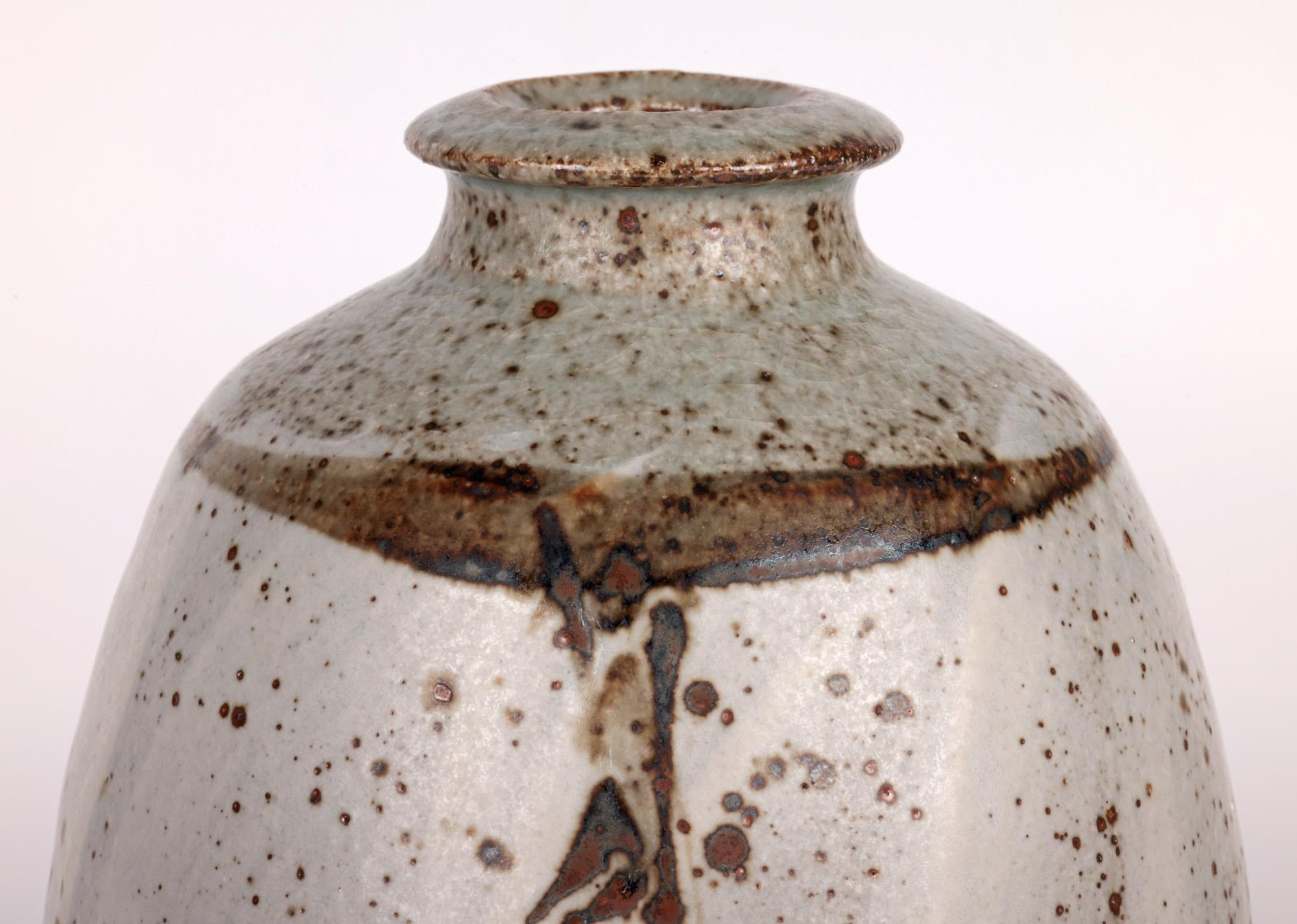 Un élégant vase de studio en grès émaillé cendré de Marston Pottery, décoré de motifs foliacés par le célèbre potier Philip (Phil) Rogers (britannique, né en 1951), datant de la fin du 20e siècle. Le vase fortement empoté repose sur un étroit pied
