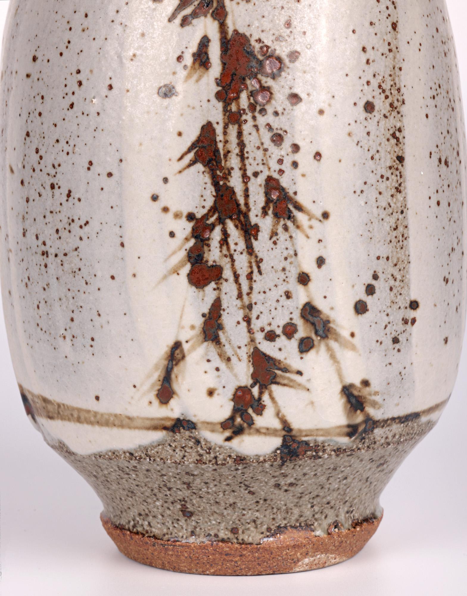 Anglais Vase en frêne émaillé Phil Rogers Studio Pottery avec motifs de feuillages  en vente