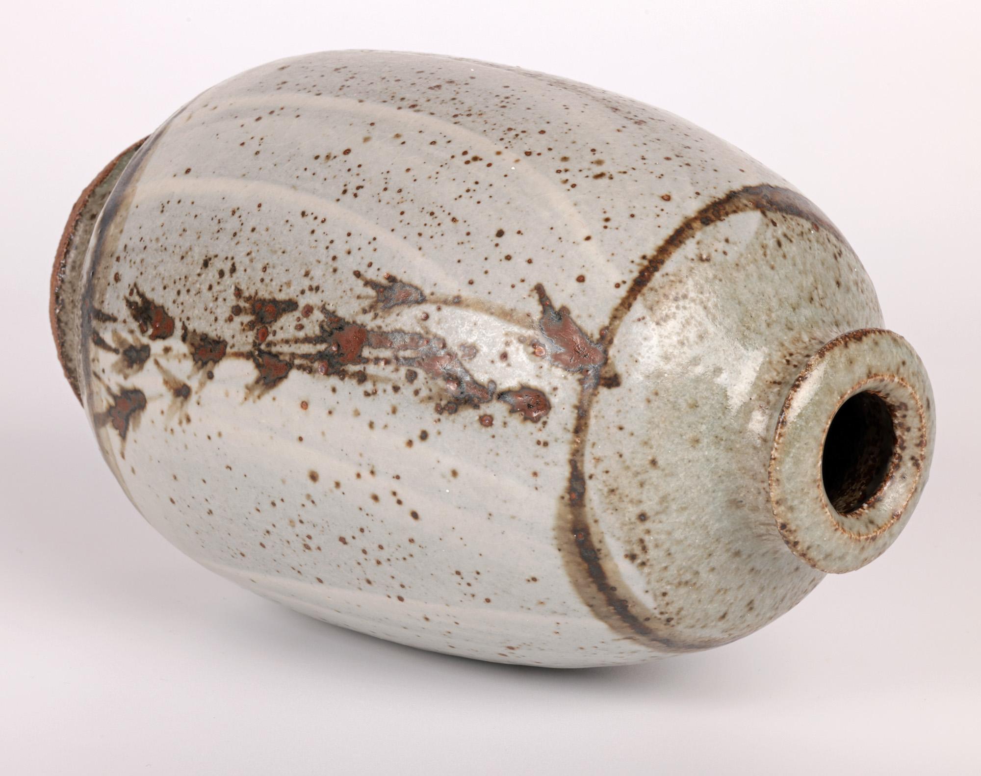 Vase en frêne émaillé Phil Rogers Studio Pottery avec motifs de feuillages  Bon état - En vente à Bishop's Stortford, Hertfordshire