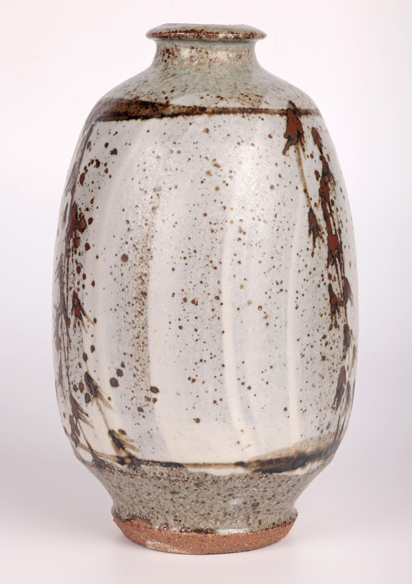 20ième siècle Vase en frêne émaillé Phil Rogers Studio Pottery avec motifs de feuillages  en vente