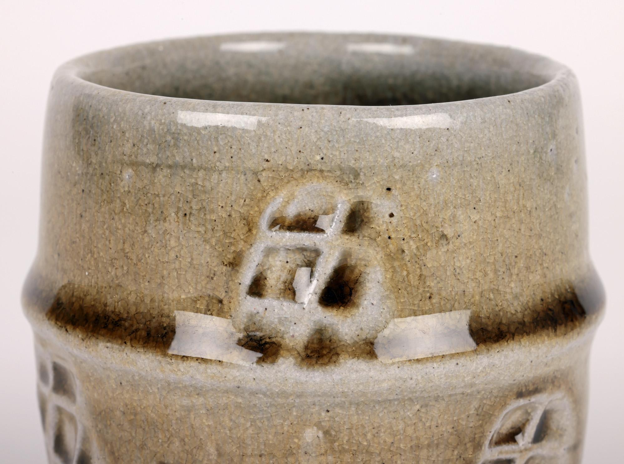 Eine stilvolle Marston Pottery salzglasierte Steingut Studio Töpferei unomi von renommierten Töpfer Philip (Phil) Rogers (British, b.1951) aus dem späten 20. Jahrhundert. Die stark getöpferte Unomi steht auf einem schmalen runden Fuß mit vertieftem