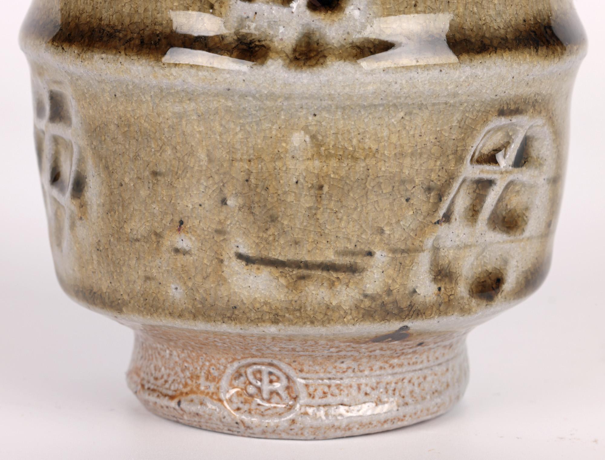 Phil Rogers Studio Pottery, Salzglasierte Unomi mit eingravierten Paneelen  (Englisch) im Angebot