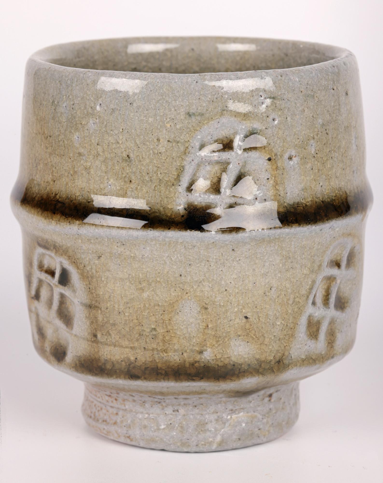 Phil Rogers Studio Pottery, Salzglasierte Unomi mit eingravierten Paneelen  (20. Jahrhundert) im Angebot