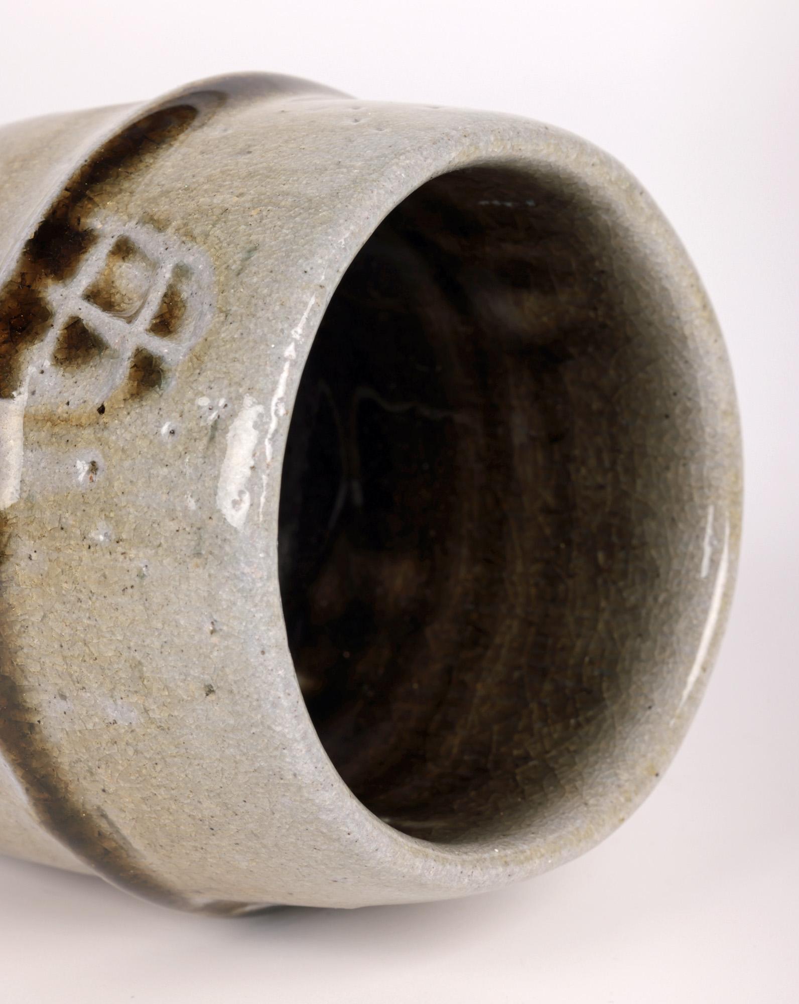 Phil Rogers Studio Pottery, Salzglasierte Unomi mit eingravierten Paneelen  (Steingut) im Angebot