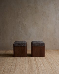 Sgabello Phil in legno massello e rivestito