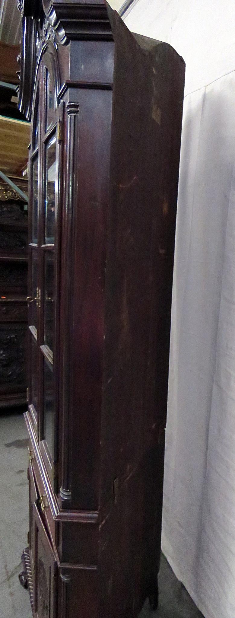 Philadelphia Centennial Chippendale Style Corner Cabinet In Good Condition In Swedesboro, NJ