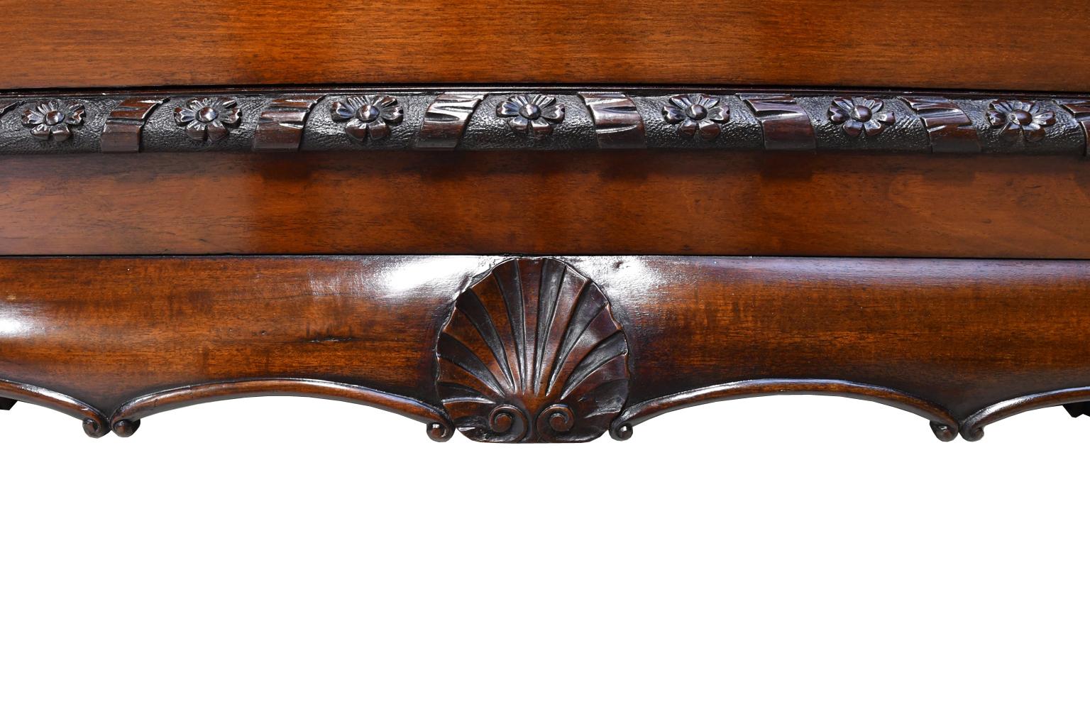 Mogano Cassapanca in mogano Philadelphia Centennial con piedini a sfera e artiglio in vendita