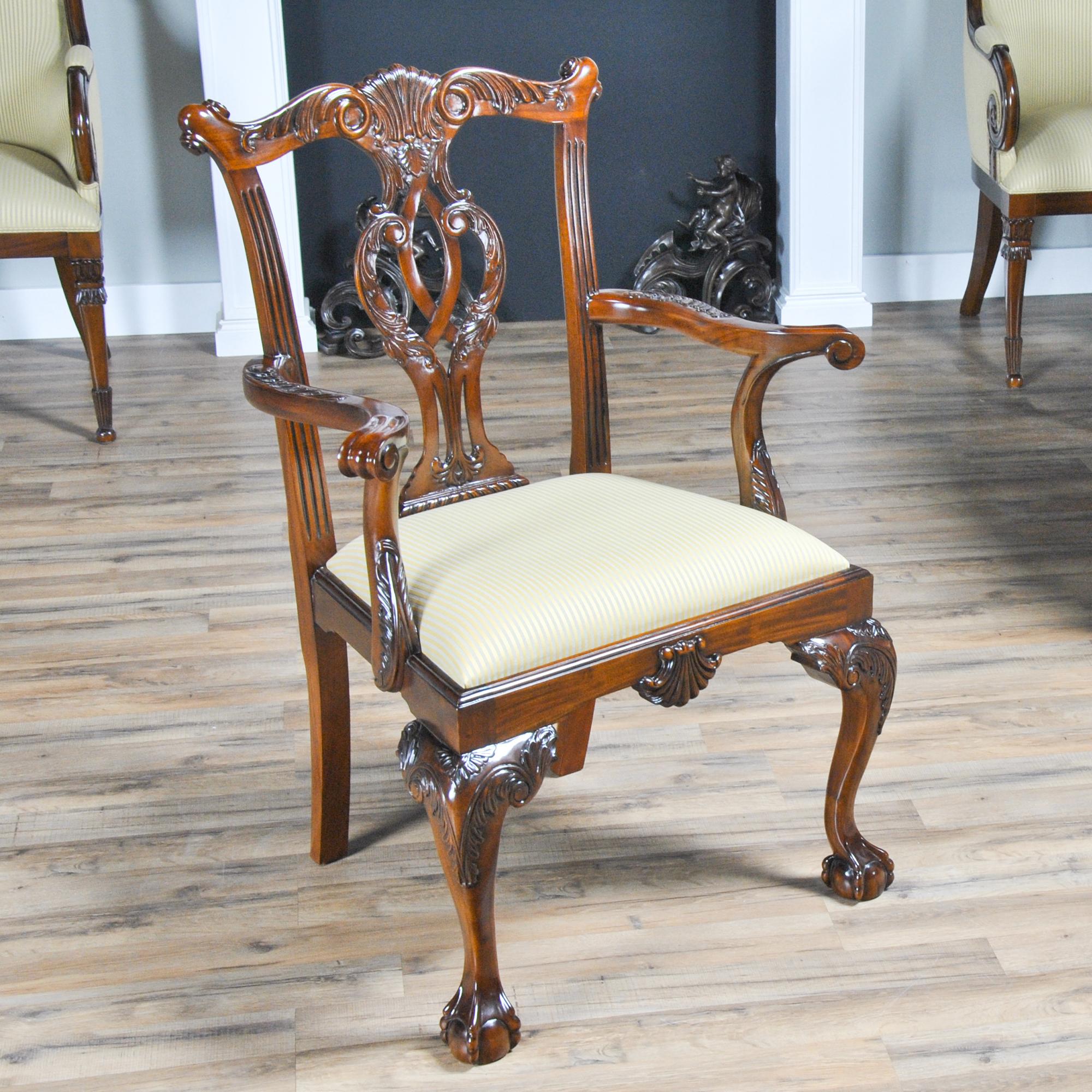 Cet ensemble de 10 chaises Philadelphia Chippendale se compose de 2 chaises à bras et de 8 chaises d'appoint. Les chaises ont été inspirées par certains des meilleurs sculpteurs et ébénistes des États-Unis. Semblables aux exemples trouvés au Musée
