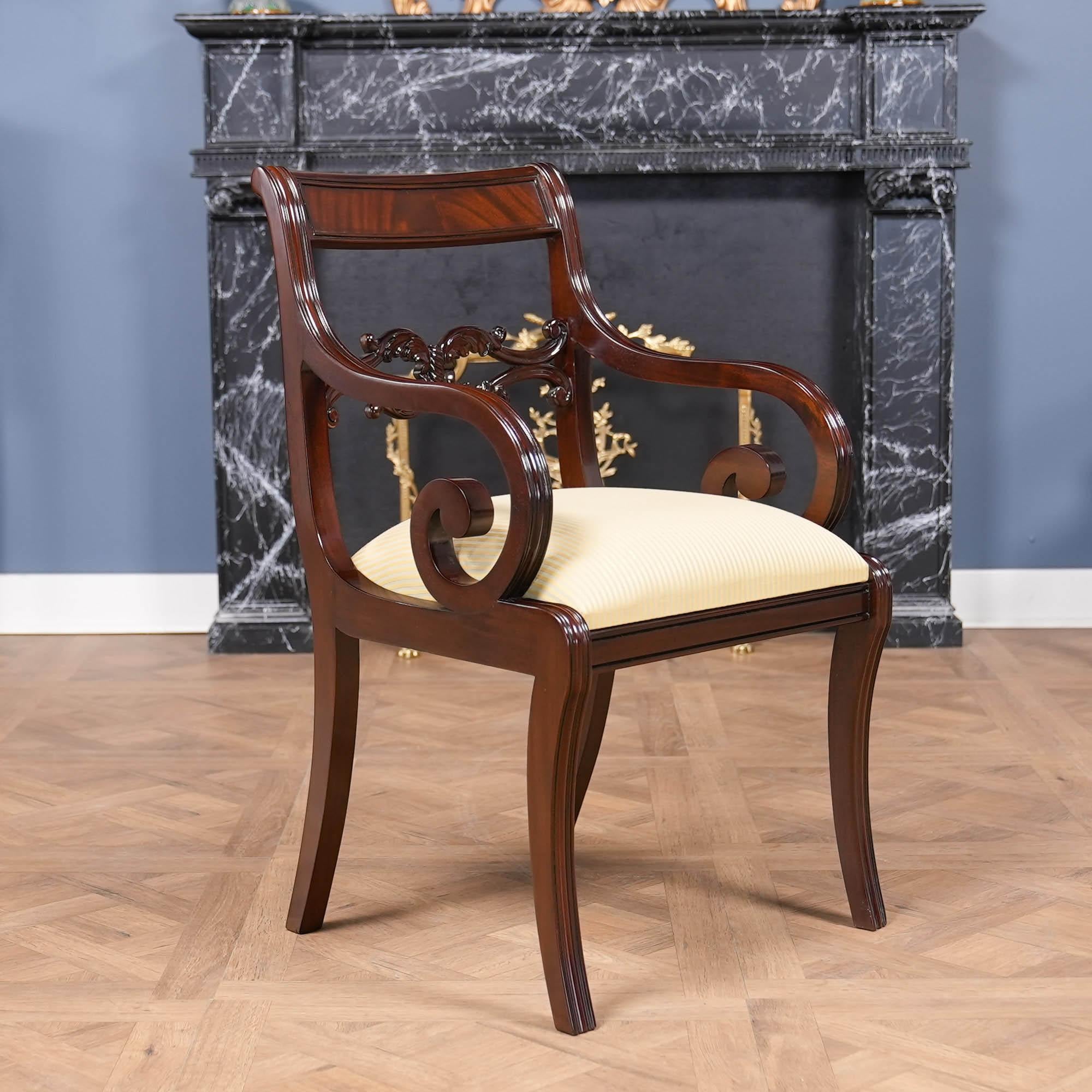 L'ensemble de 10 chaises Philadelphia Empire comprend 2 chaises à accoudoir et 8 chaises d'appoint. Toutes les chaises Philadelphia Empire sont sculptées à la main dans de l'acajou massif de grande qualité, cultivé dans les plantations. La traverse
