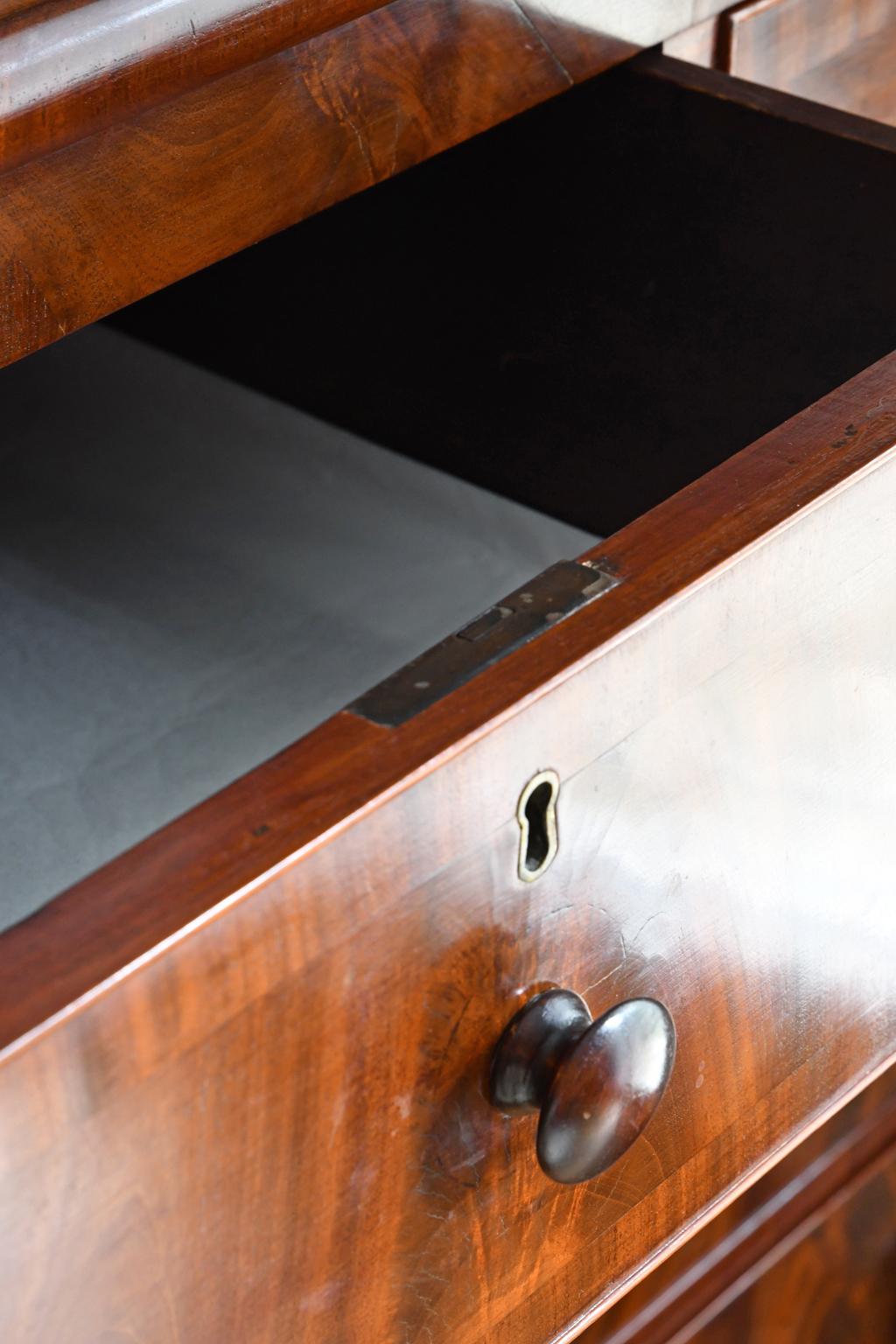 Philadelphia Federal Chest of Drawers in Mahogany, American, circa 1815 3