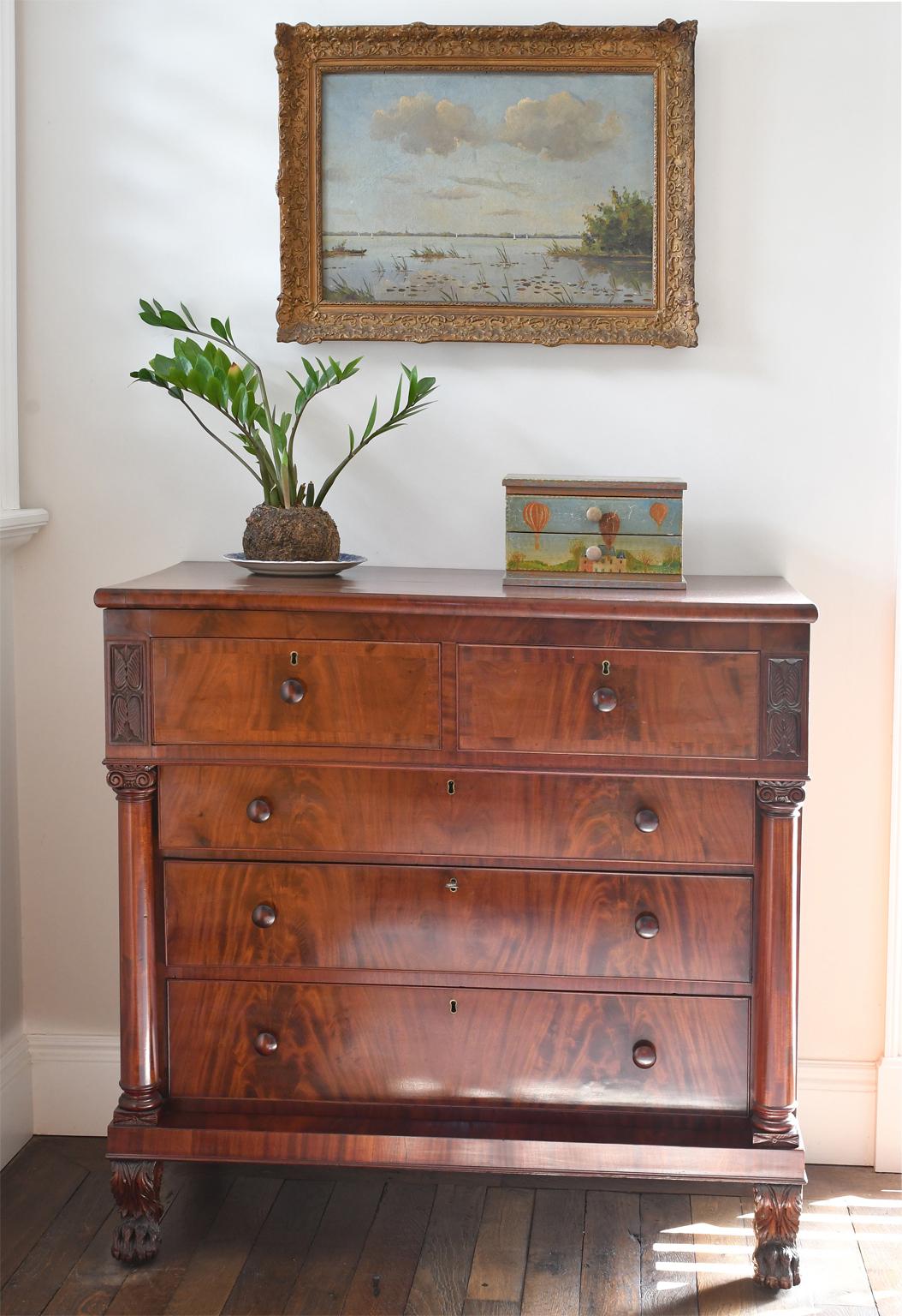 Philadelphia federal chest of drawers in mahogany, American, circa 1815. Full column with well-articulated carvings, including capitals and feet. Original wood knobs, banded drawer fronts and working locks. Bookmatched crotch mahogany veneer over