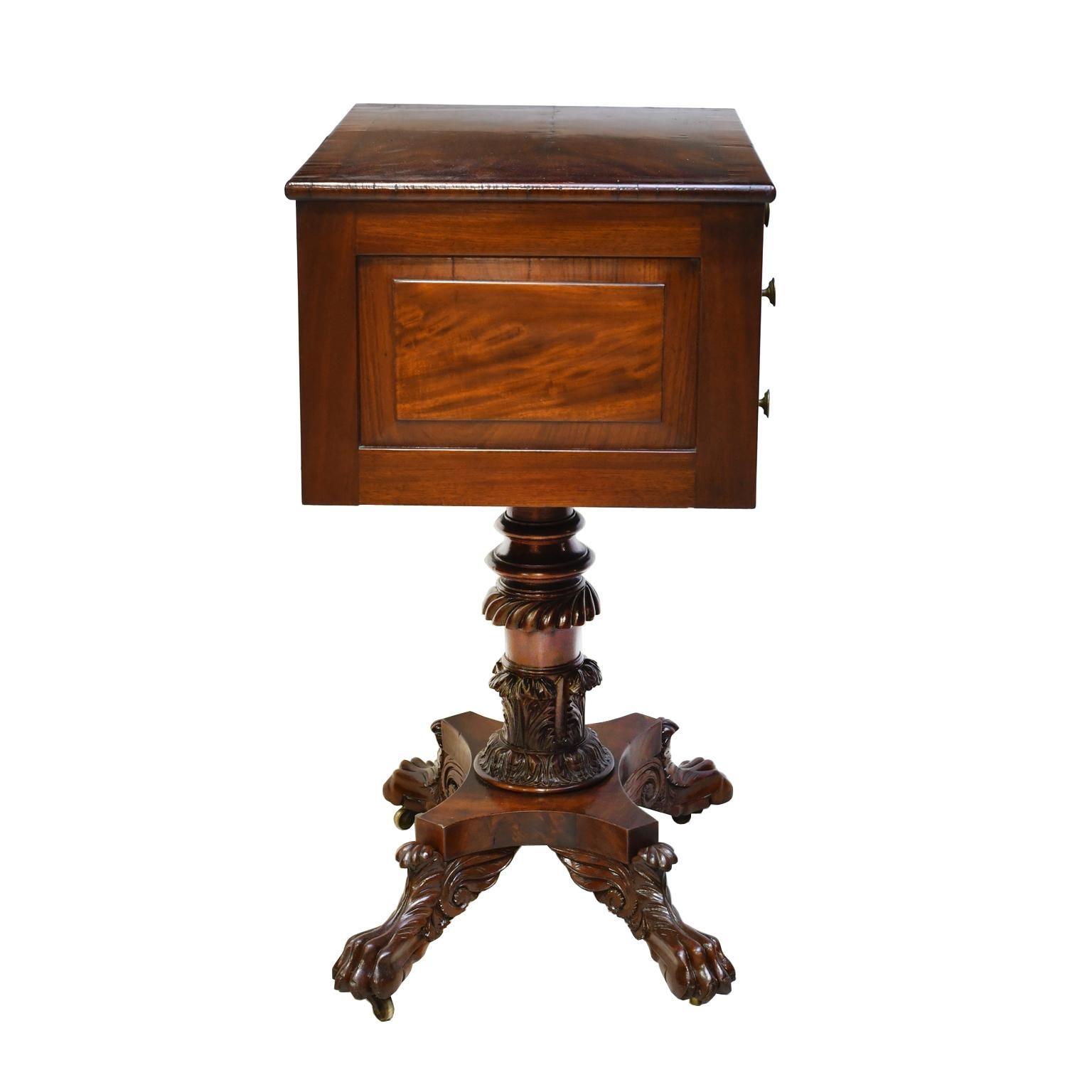 Mesa de trabajo o auxiliar federal de caoba de Filadelfia, hacia 1820 Vaciado en venta