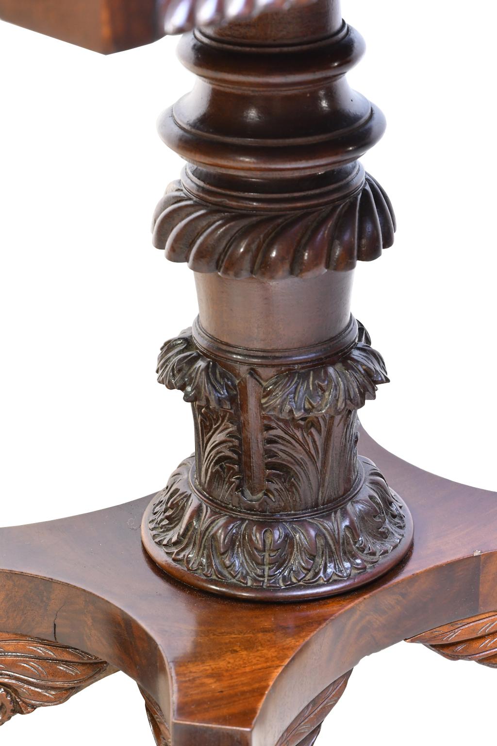 Mesa de trabajo o auxiliar federal de caoba de Filadelfia, hacia 1820 Latón en venta