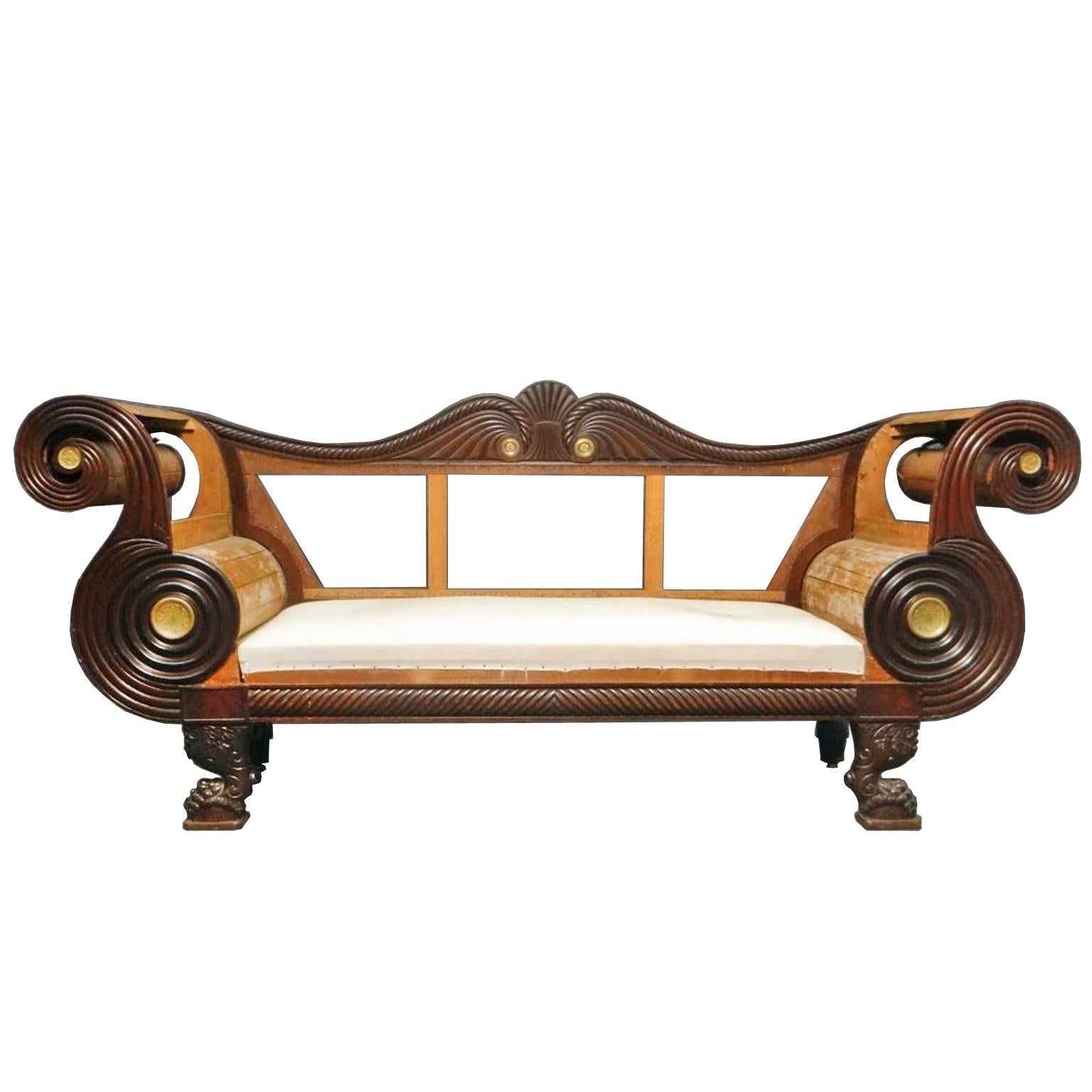 Dieses hübsche und wunderschön gearbeitete neoklassizistische Sofa aus Philadelphia ist mit großer Wahrscheinlichkeit das Werk des bekannten Tischlers Joseph B. Barry (1757-1839). Mit Werkstätten in Philadelphia und Baltimore zählte er unter anderem