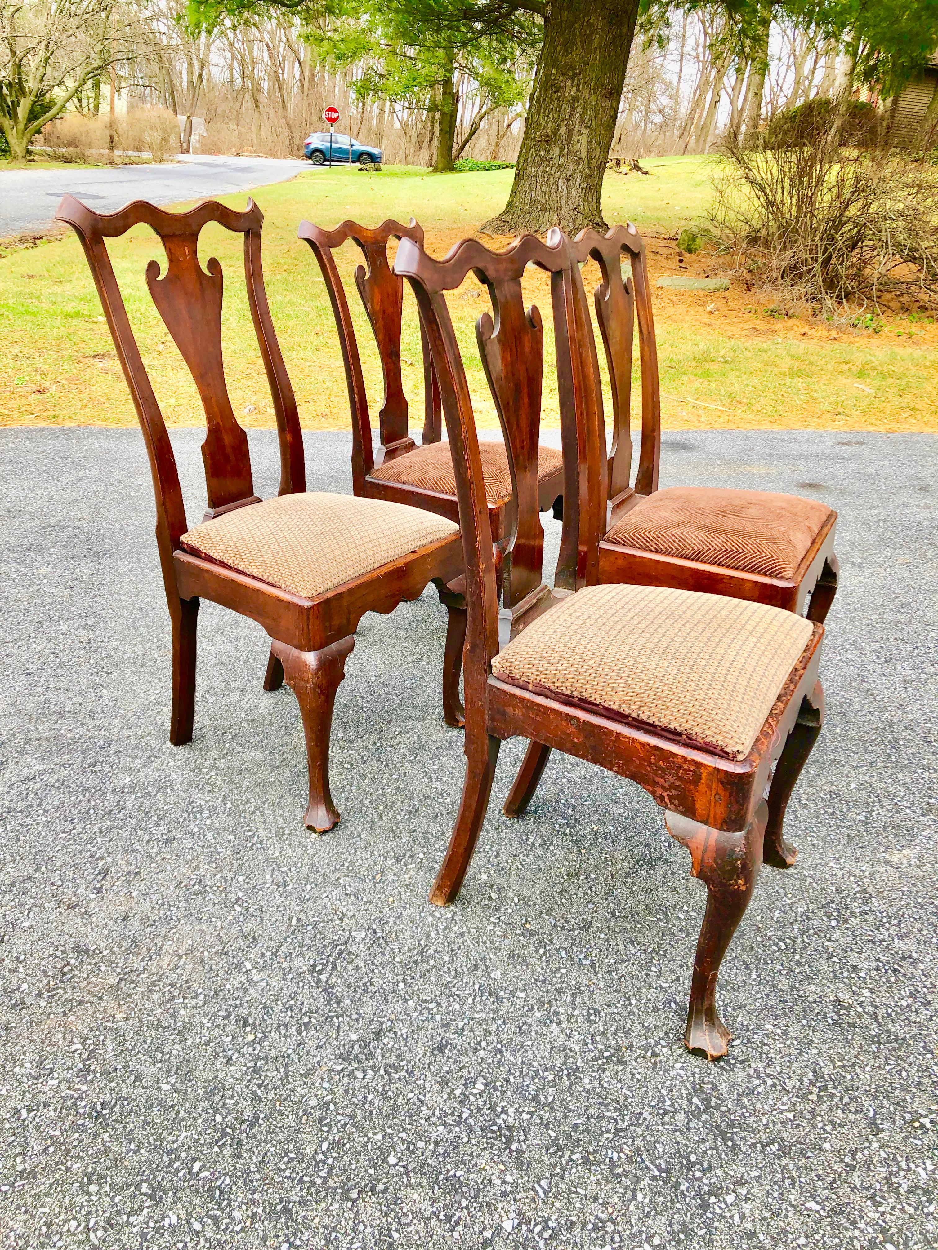 Queen Anne Philadelphia Queen Ann Chairs Walnut 18th Century Savery Type Set of Four For Sale