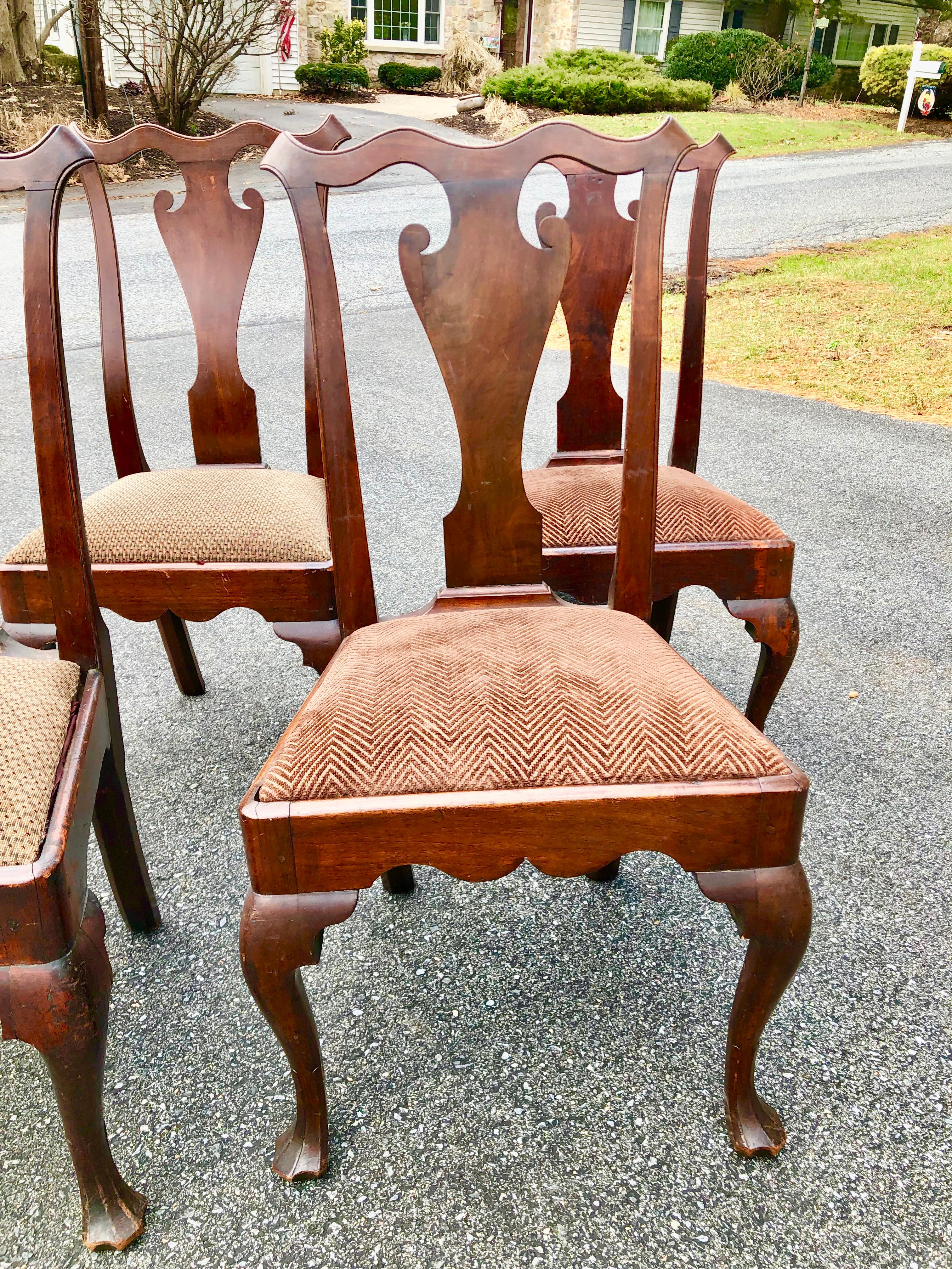 Brushed Philadelphia Queen Ann Chairs Walnut 18th Century Savery Type Set of Four For Sale