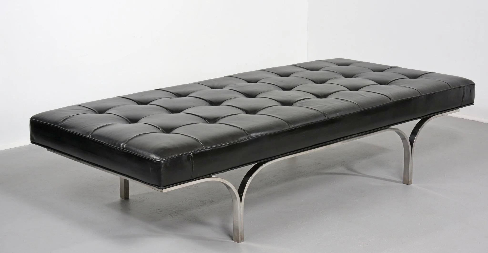 Banc en cuir Philharmonic par Erwin et Estelle Laverne pour Lavern Originals
USA vers 1961

Design architectural en cuir noir tufté d'origine sur des pieds arqués en acier inoxydable.

Largeur de 85 pouces
Largeur de 34,5 pouces
Hauteur de 16,5