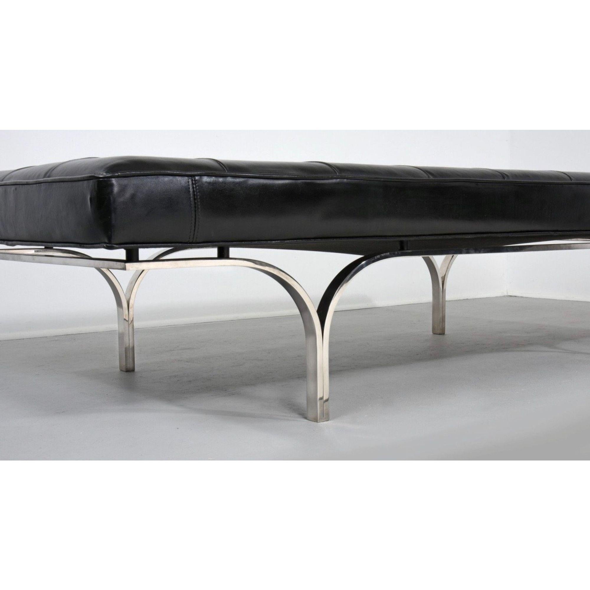 Milieu du XXe siècle Banc Philharmonic en cuir noir capitonné Erwine & Estelle Laverne 1961 en vente