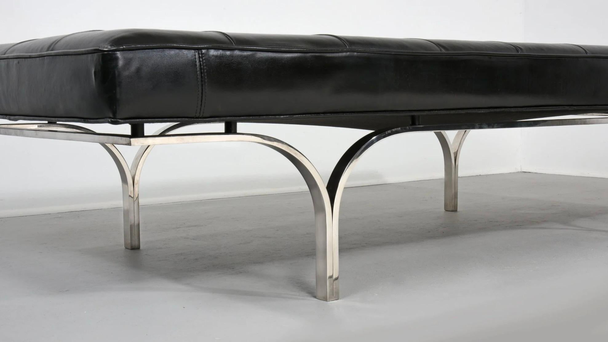 Acier inoxydable Banc Philharmonic en cuir noir capitonné Erwine & Estelle Laverne 1961 en vente